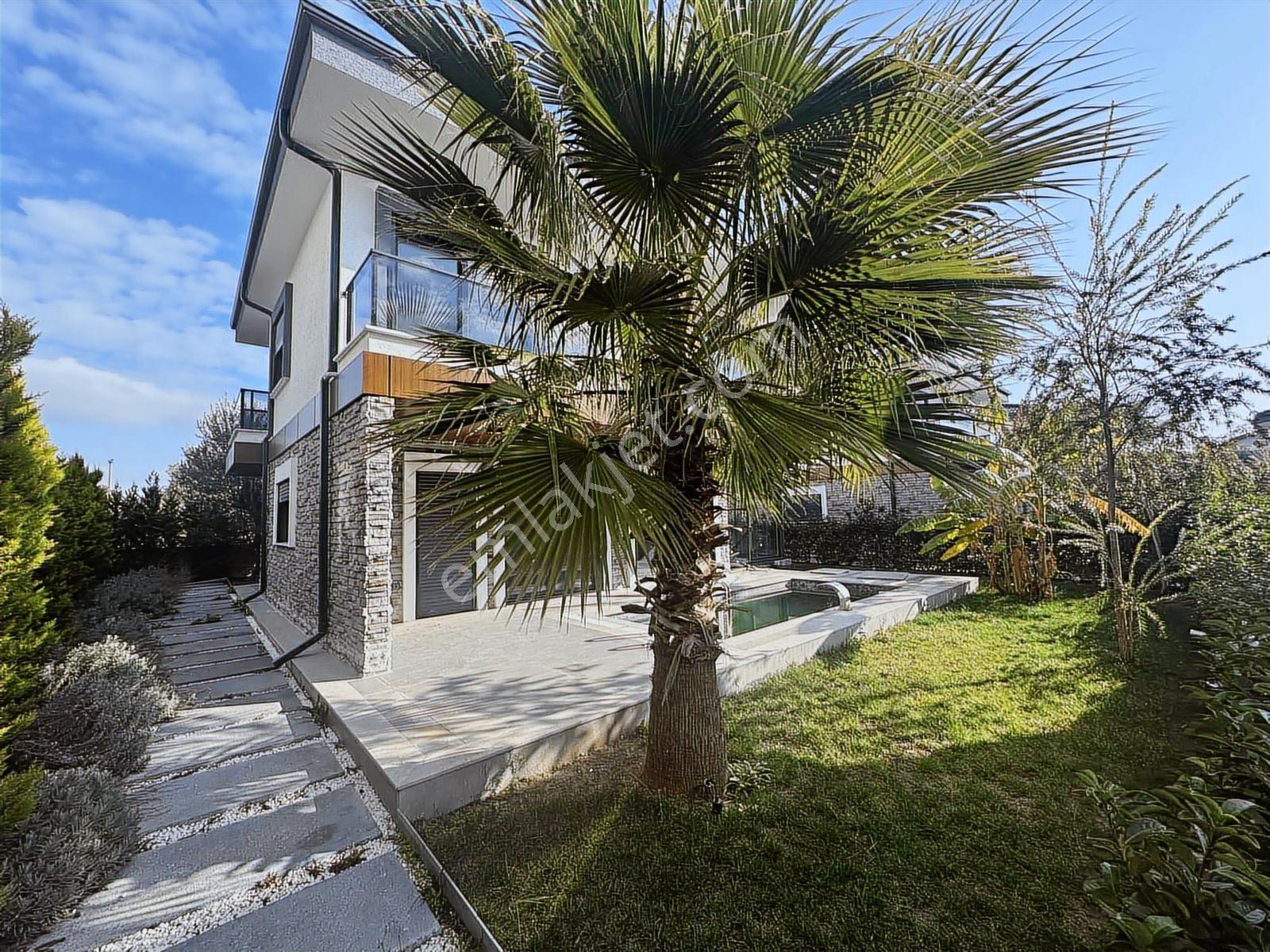 Ayvalık'ta Botanik Bahçe İçinde Yüzme Havuzlu 3+1 Satılık Villa - Görsel 6