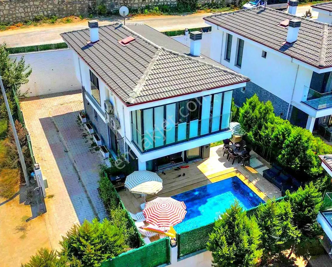 Kuşadasında Özel Havuzlu Ful Eşyalı Tek Müstakil Villa