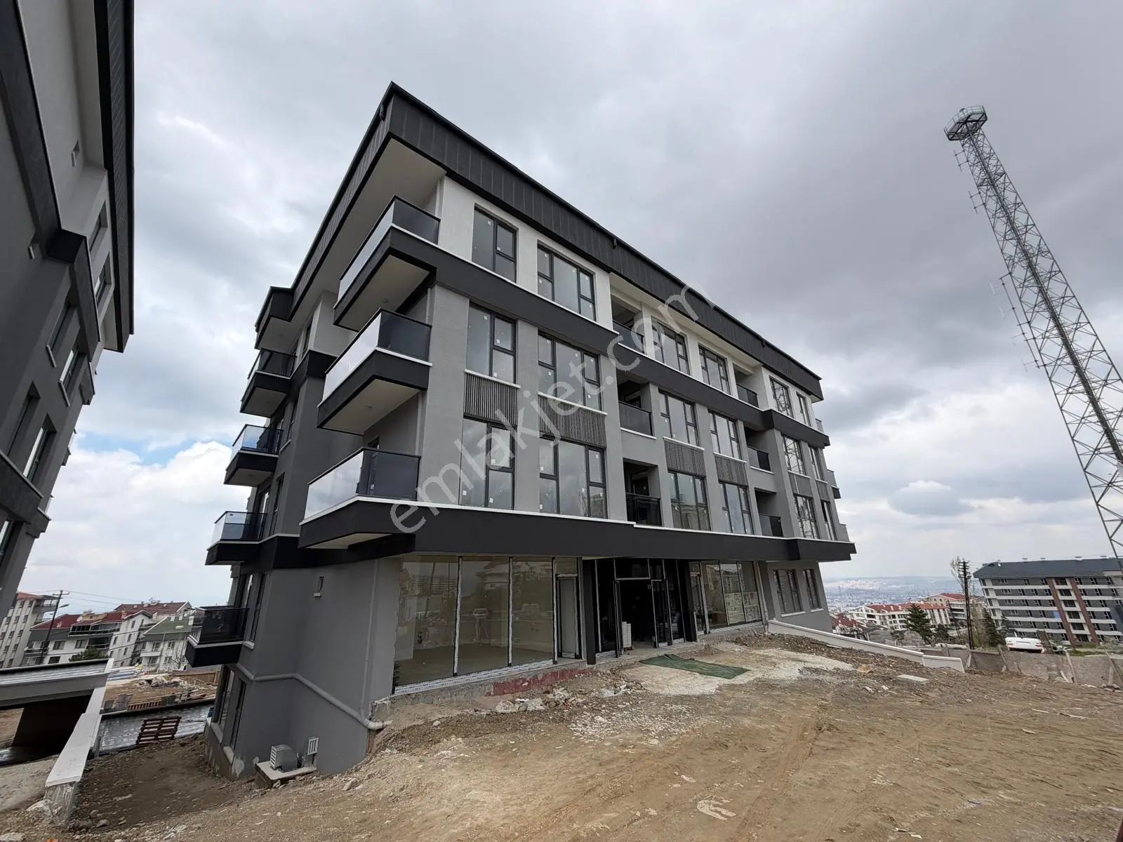 Akağ Panorama'da Lüks Yapılı Yatırıma Uygun Satılık 1+1 Daire