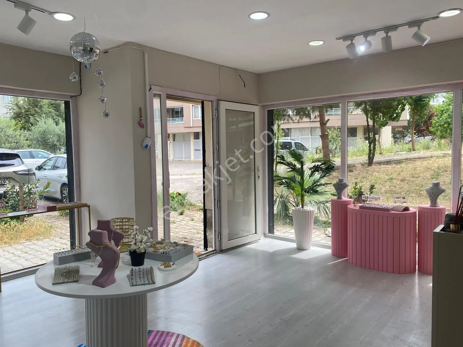 İzmir Menemen Egekent 2 Merkez'de Kiralık 50 M2 Dükkan