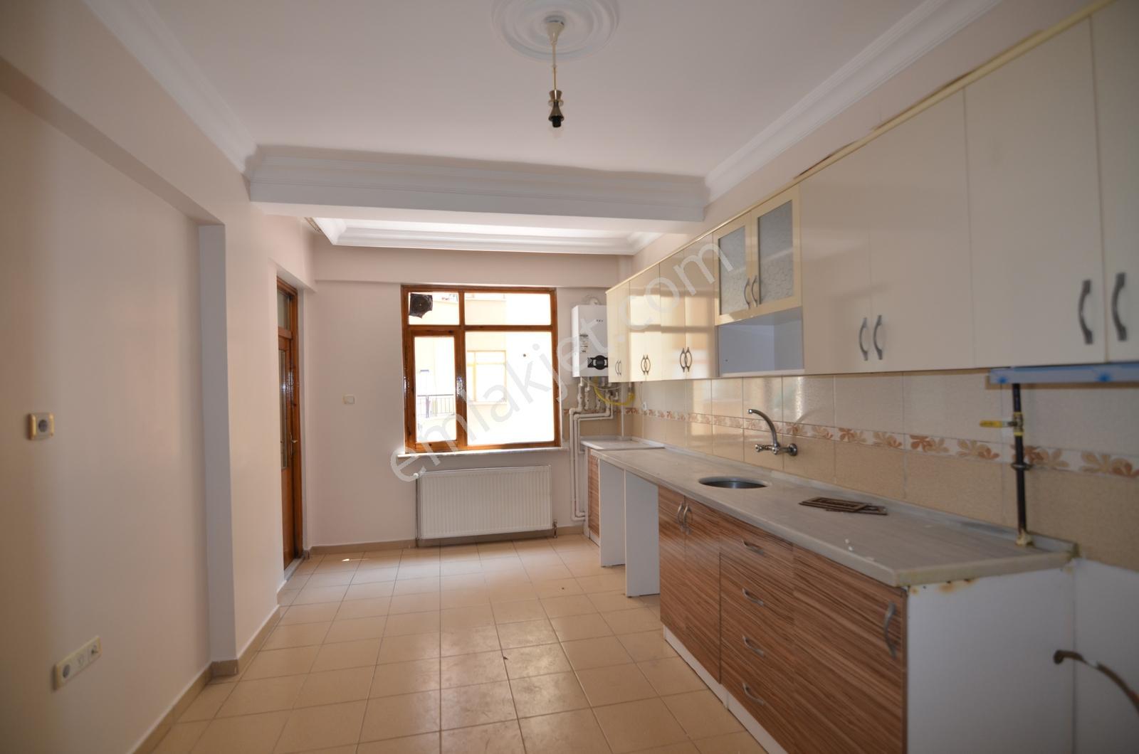 Talha Tozduman'dan Fetih Caddesi Cepheli Yeni Boyalı 3+1 Kiralık - Görsel 17
