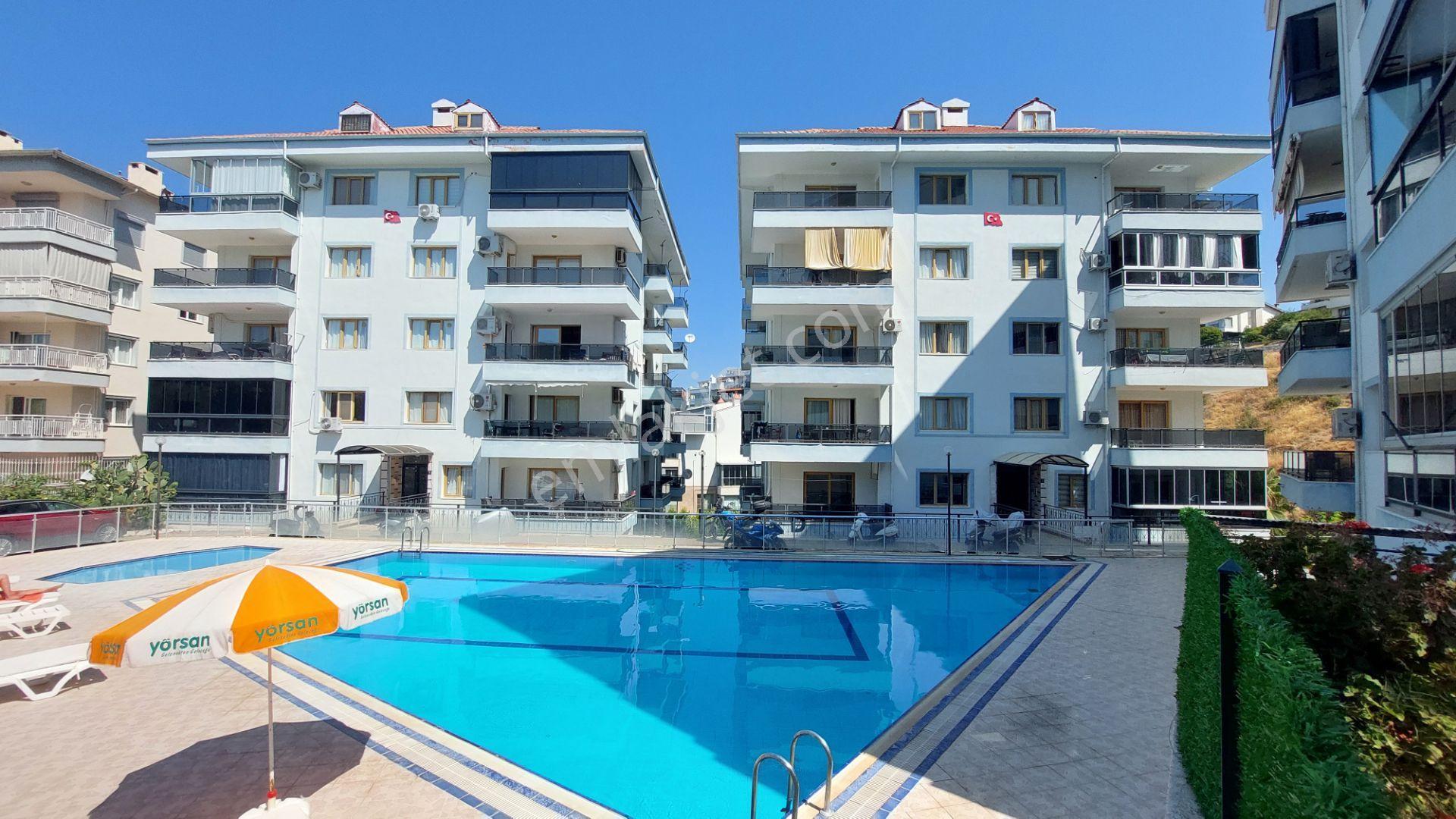 Kuşadası'nda Deniz Manzaralı, Havuzlu Site İçerisinde Satılık Daire