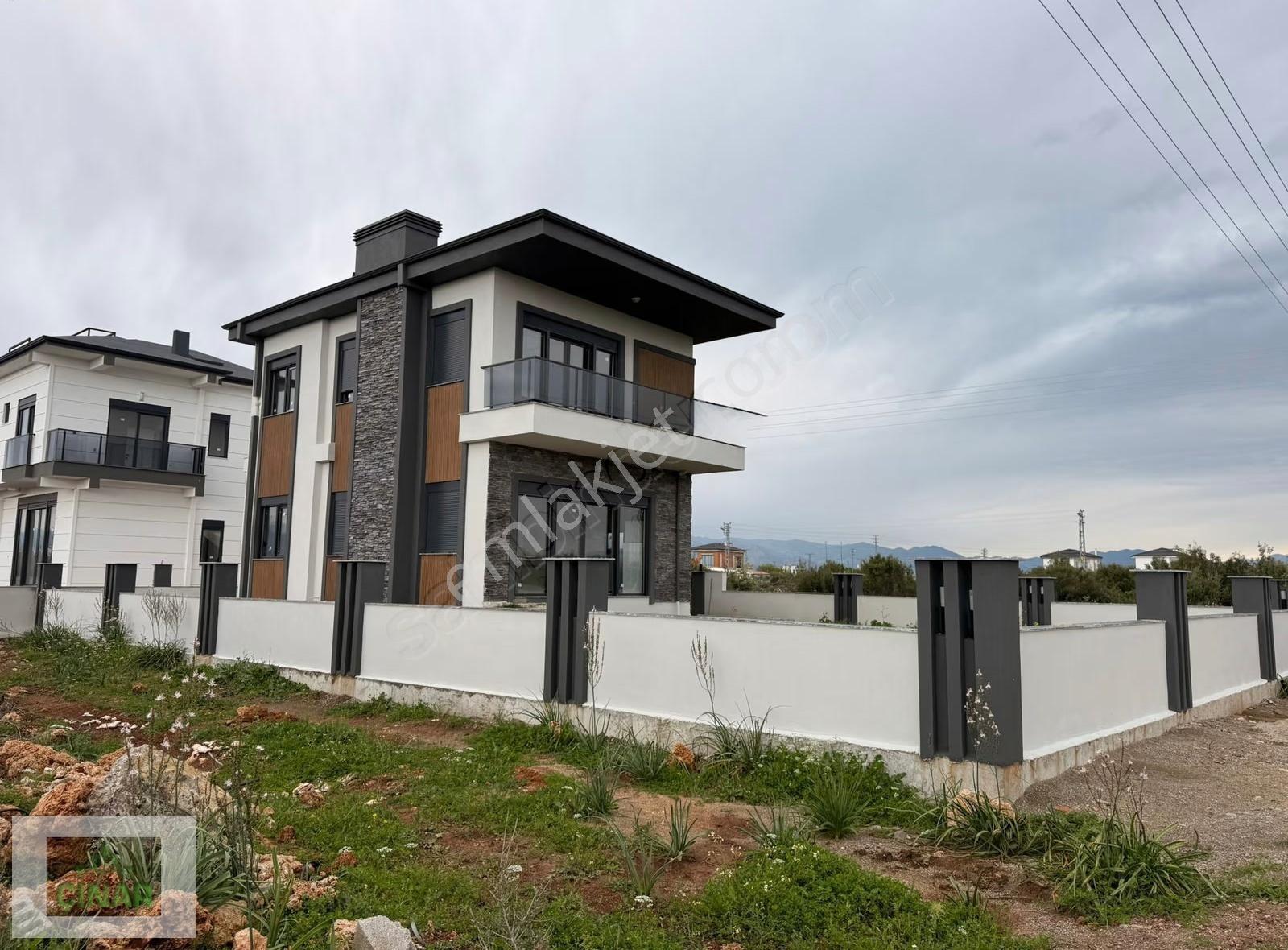 Antalya Çıplaklıda Şömineli Satılık Lüks 4+1 Villa