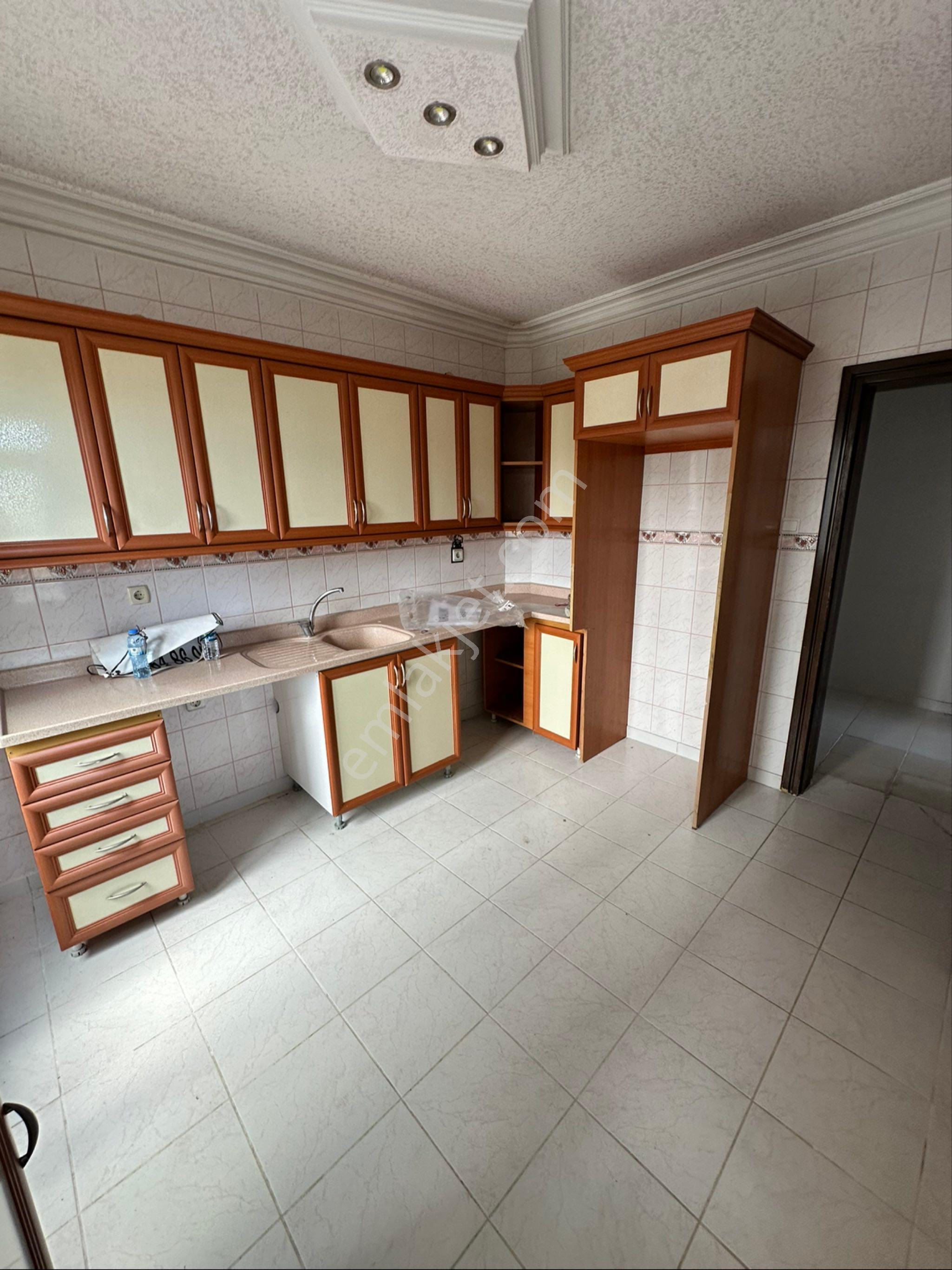 Aşağı Alata Da Merkezi Konumda Geniş 3+1 Kiralık Daire - Görsel 9