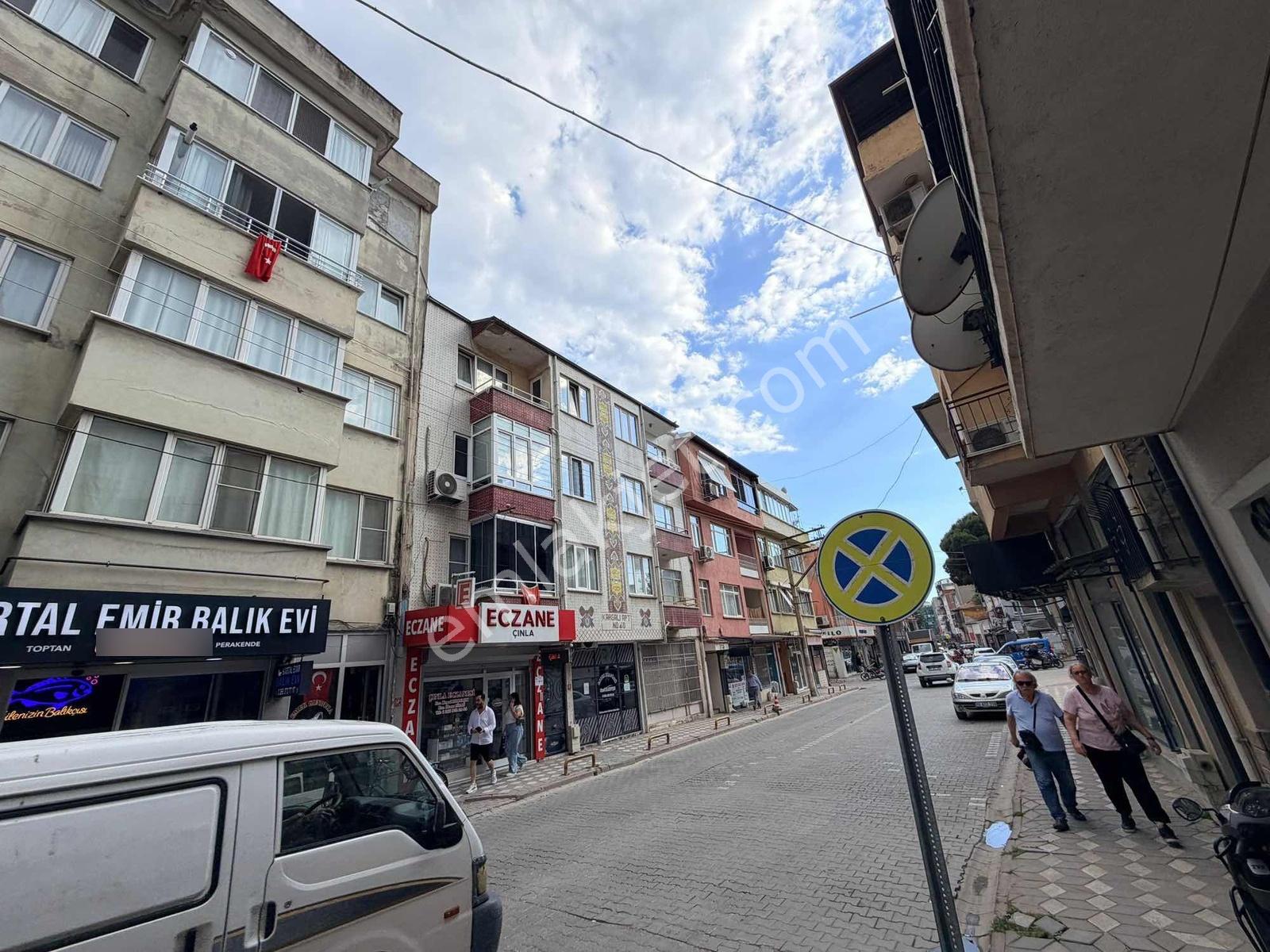 Edremit Merkezde Çayiçi Caddesinde İçi Tamamen Yenilenmiş 3+1 - Görsel 6