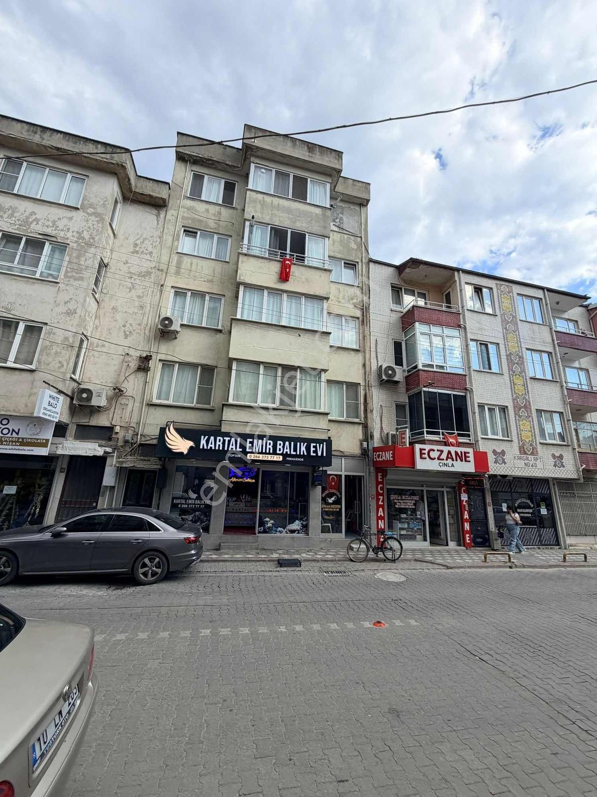 Edremit Merkezde Çayiçi Caddesinde İçi Tamamen Yenilenmiş 3+1