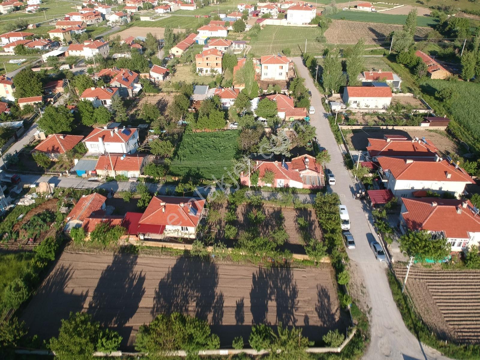 İlbey // Şuhut "zafer" Mah.de Satılık 609 M² Köşe Arsa - Görsel 3