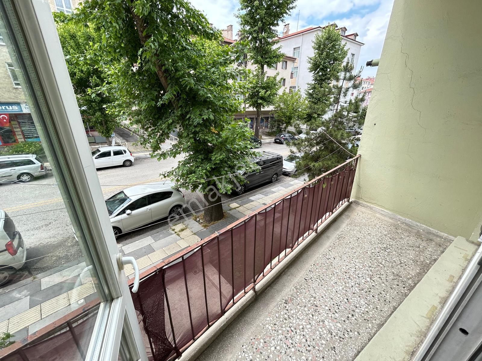Taner'den Dikmen'de Çetin Emeç Yakını 3+1 Katta Ön Cephe Kombili Boş - Görsel 12