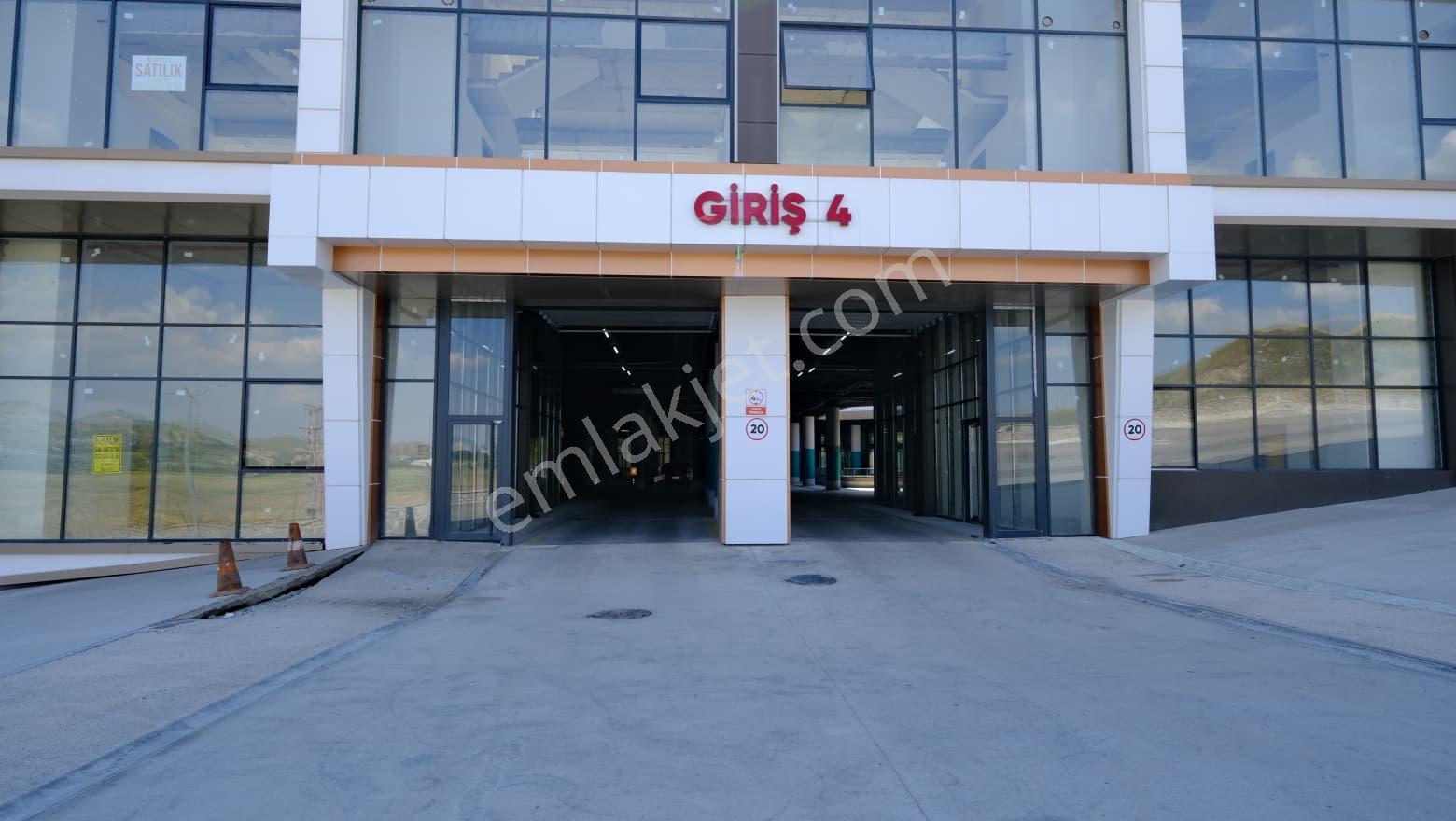 Mega Şaşmaz'da Yola Cepheli Kiralık Dükkan - Görsel 3