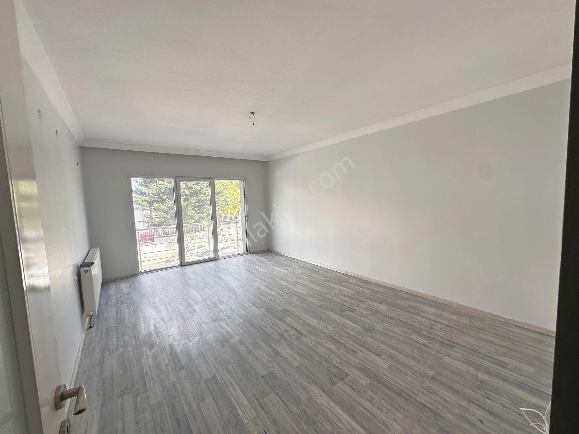 Hocalı Cadde Üzerinde Ara Katta Asansörlü Yapılı 3+1 Satılık Daire