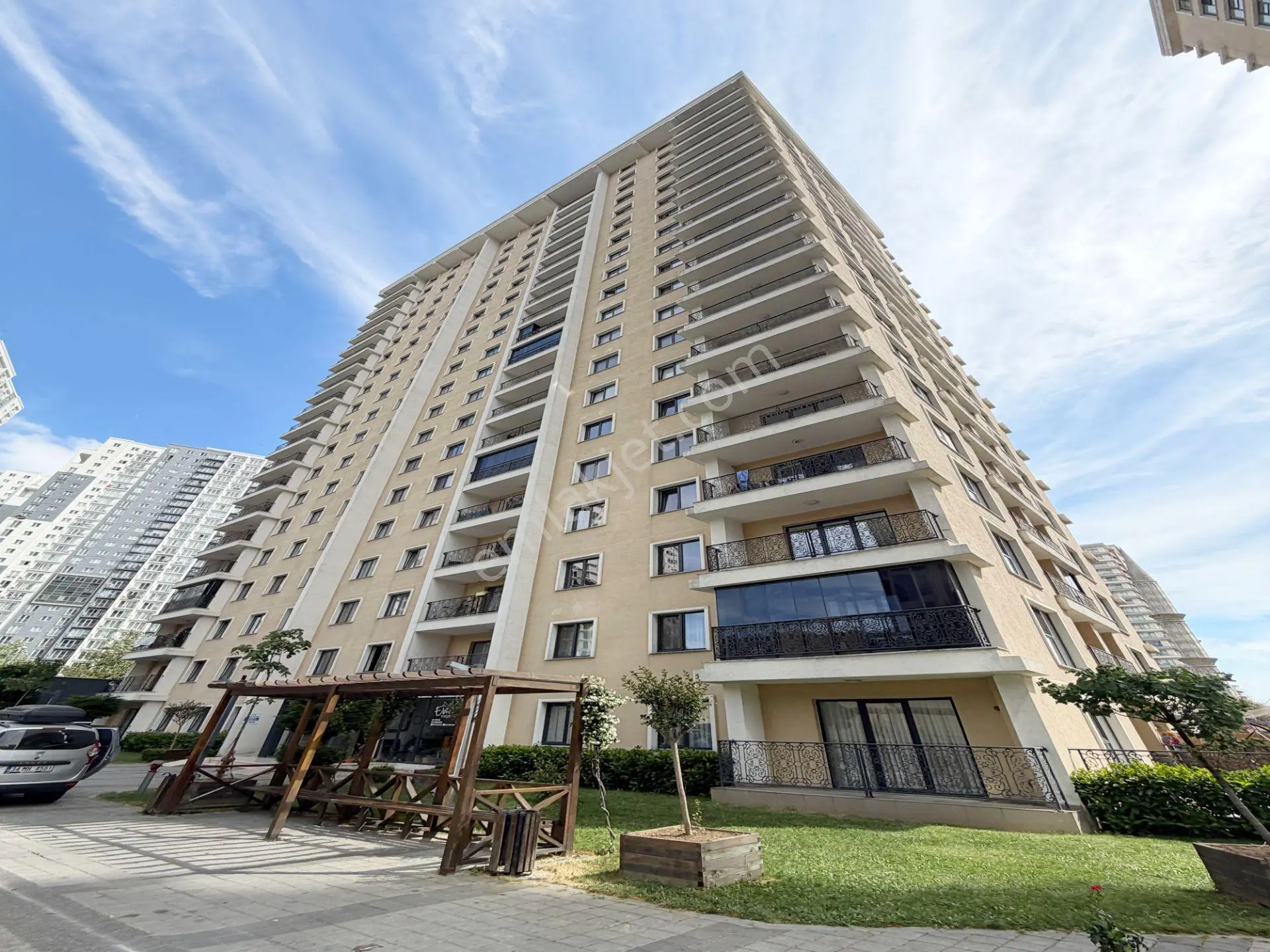 Aile Sitesinin İçinde 2+1 - Ana Cadde Üzeri - Metrobüse Yakın - Krediye Uygun Daire !!