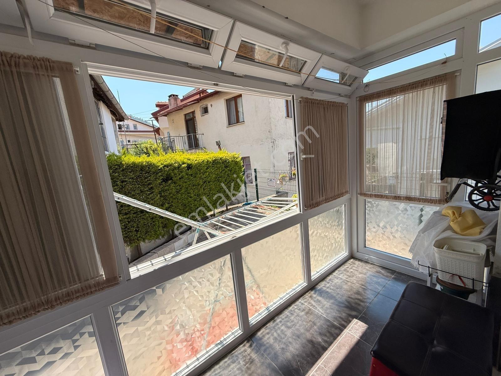 Kesikkapı Mahallesinde Deniz Manzaralı Bahçe Kullanımlı 1+1 - Görsel 21