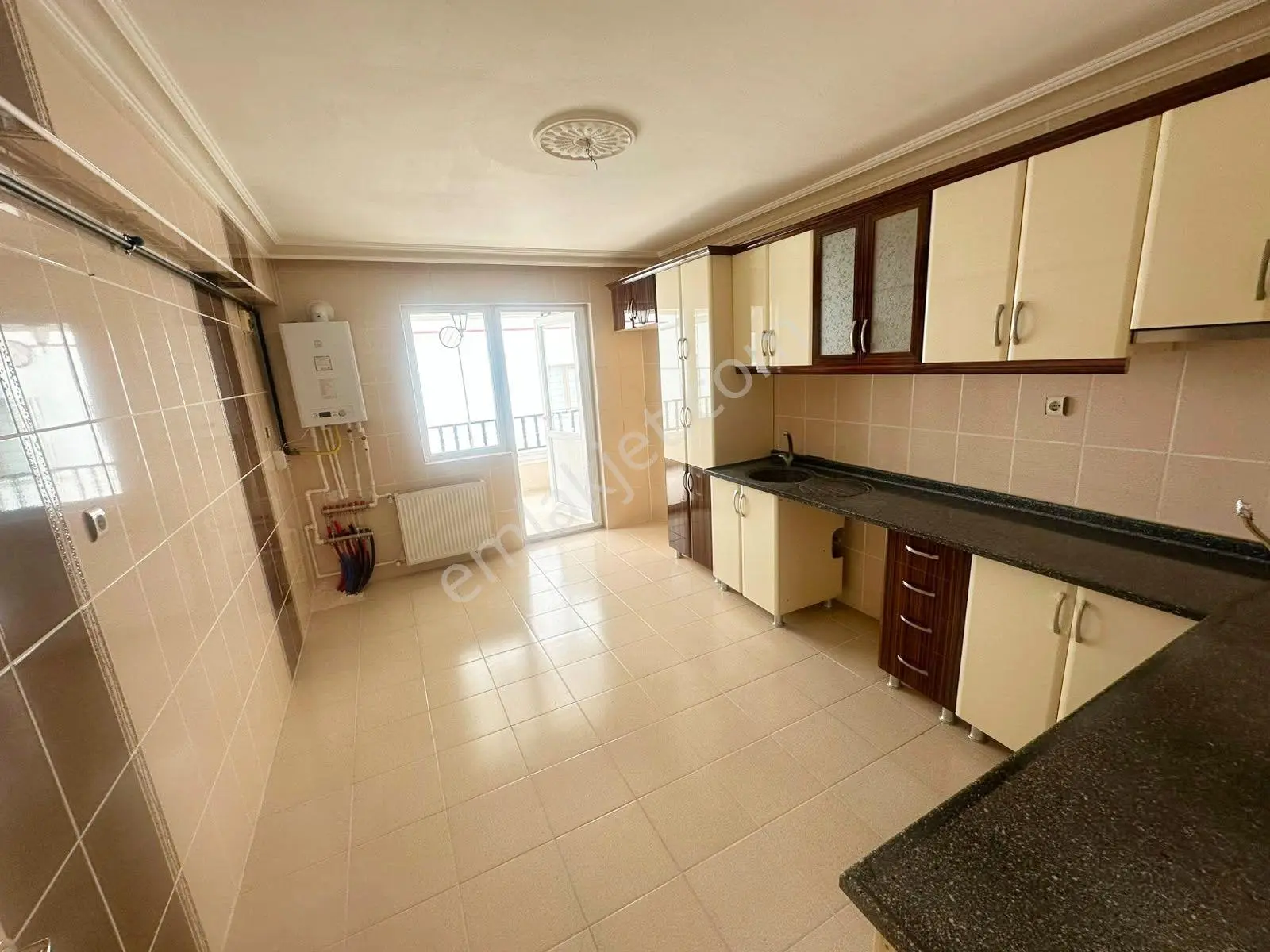 Yayla Mahallesinde Bağımsız Salon Asansörlü Kök Tapu Daire - Görsel 4