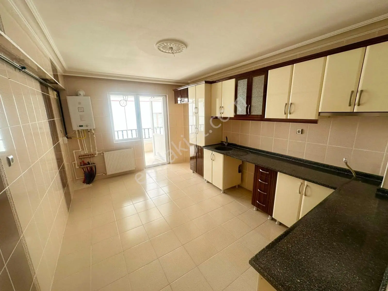 Yayla Mahallesinde Bağımsız Salon Asansörlü Kök Tapu Daire - Görsel 3