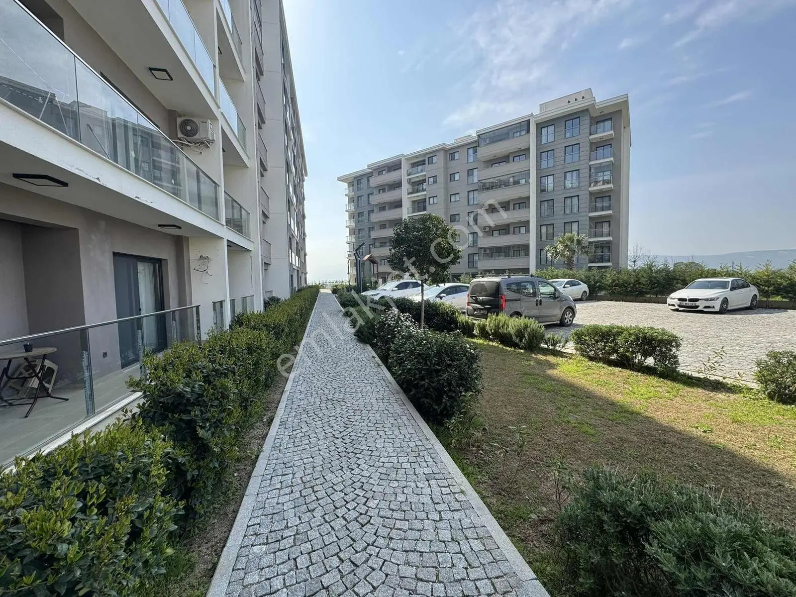 Havuzlu Güvenlikli Sitede Krediye Uygun Satılık Arakat 1+1 Daire - Görsel 3