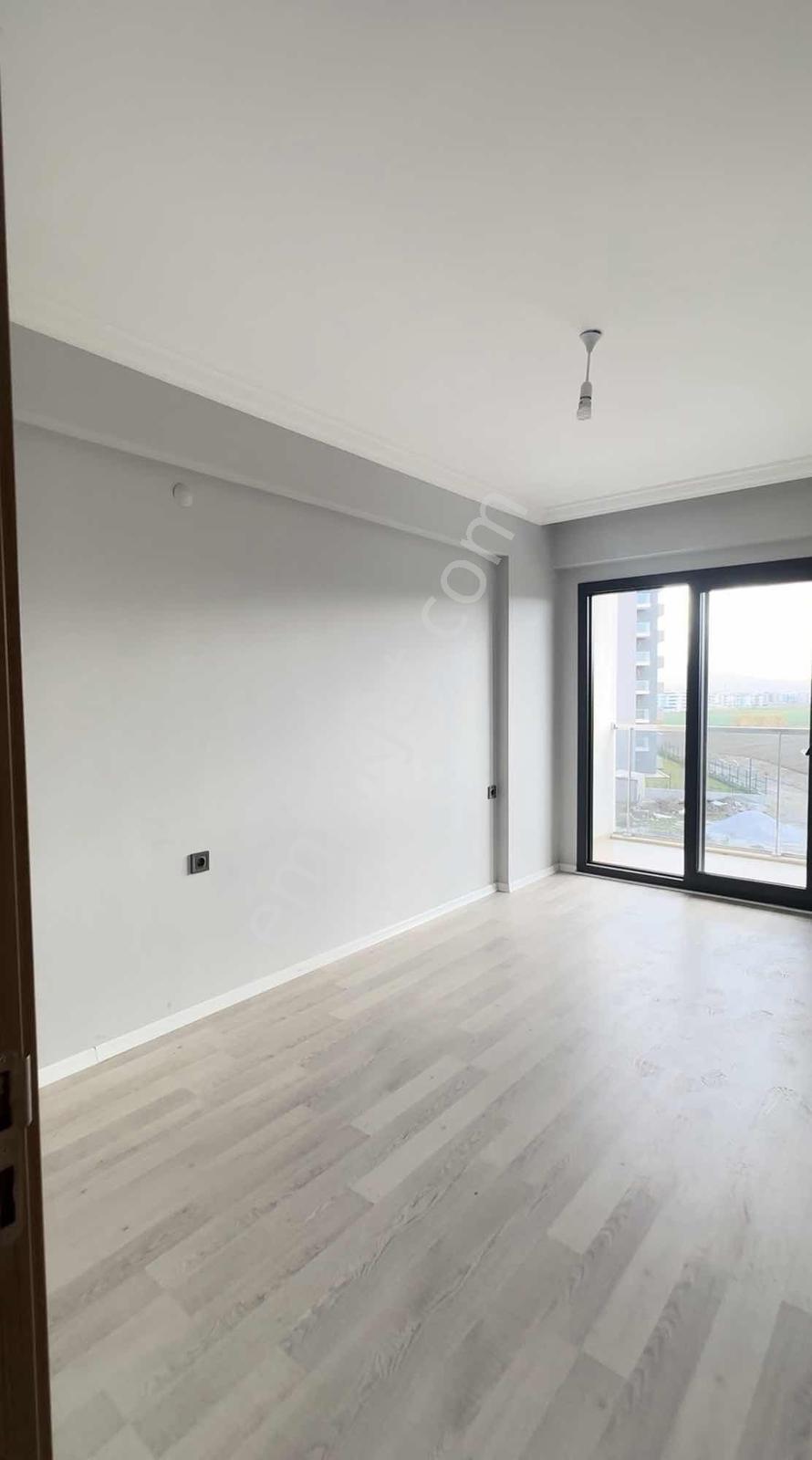 Havuzlu Güvenlikli Sitede Krediye Uygun Satılık Arakat 1+1 Daire - Görsel 15