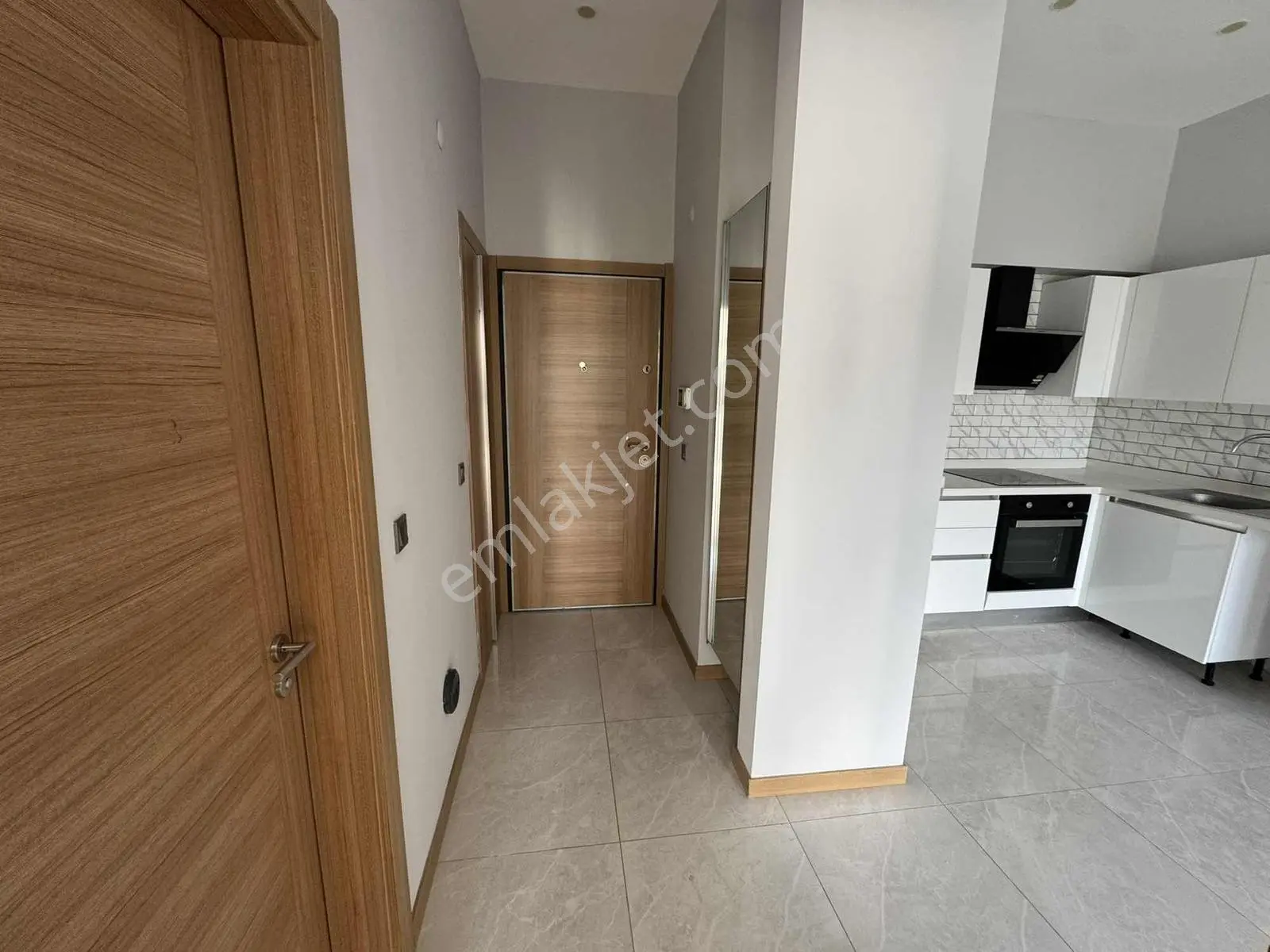 Havuzlu Güvenlikli Sitede Krediye Uygun Satılık Arakat 1+1 Daire