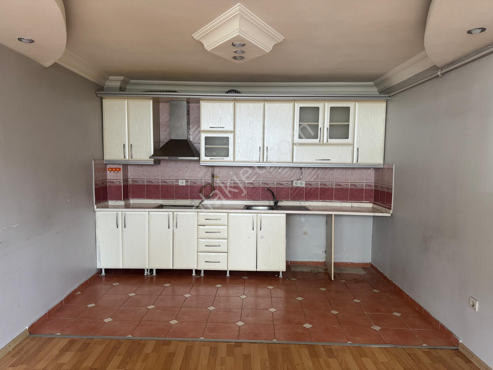 Belediye Evlerinde Merkezi Konumda Kiralık 3+1 Daire - Görsel 5