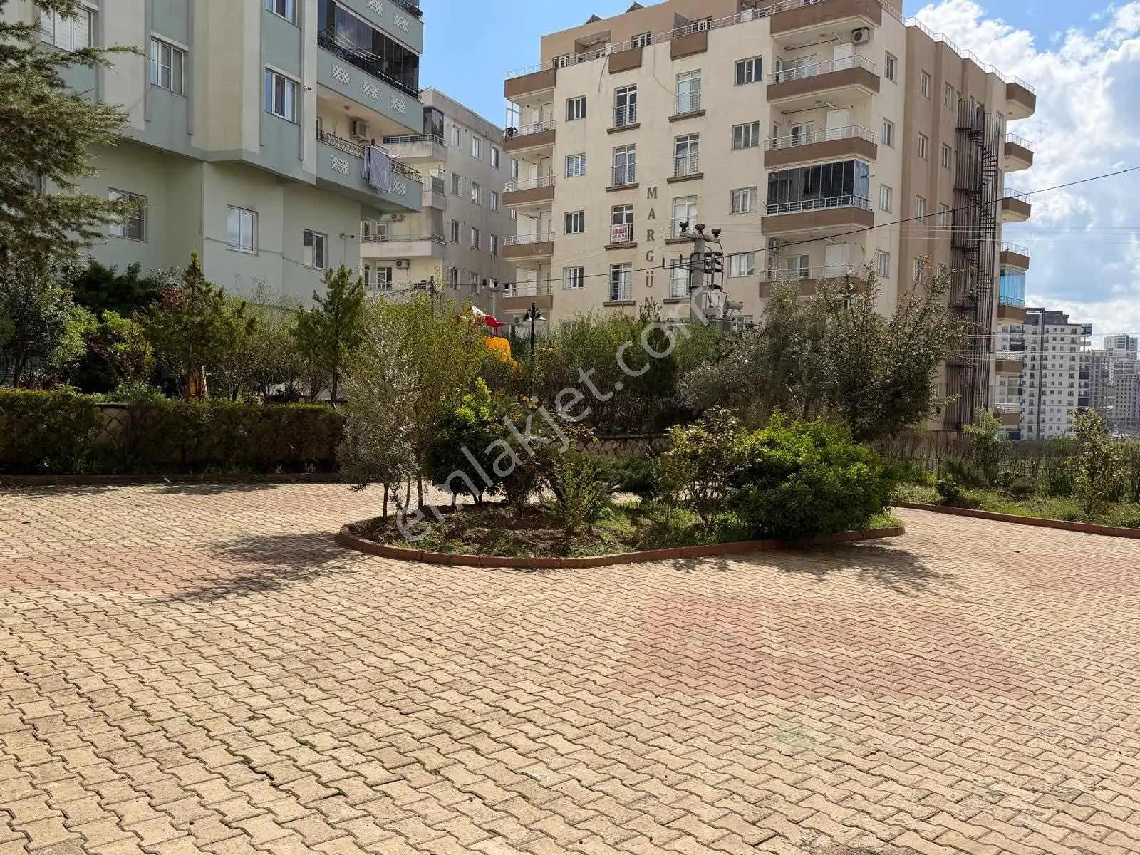 Sürer Emlak`tan Satılık Kiracılı 3+1 Daire`miz Site İçerisinde - Görsel 3