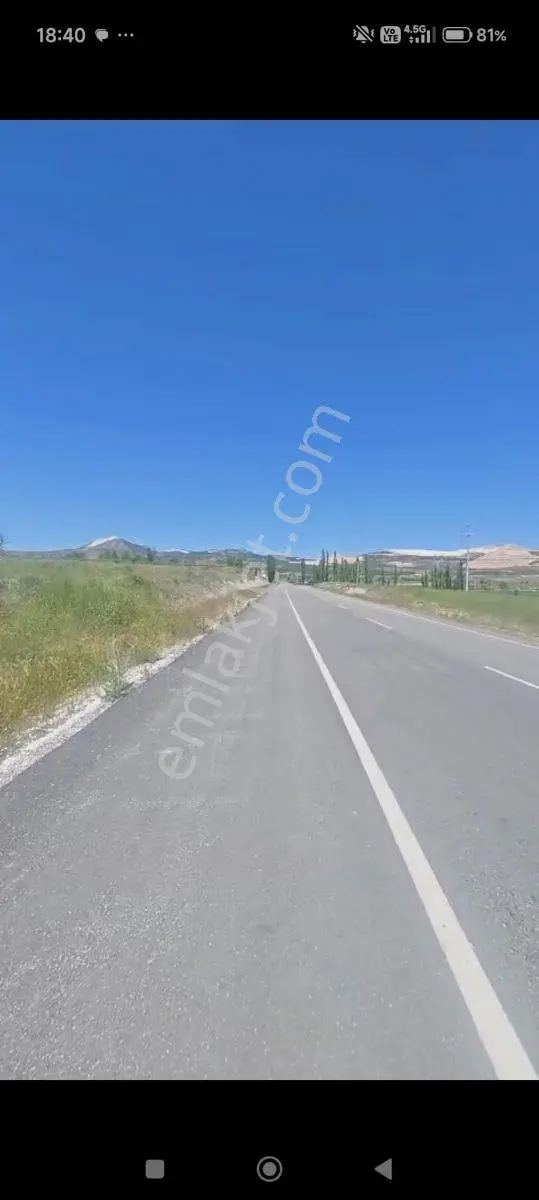 Asfalt Yola Cepheli Araç Takasına Uygun Tarla