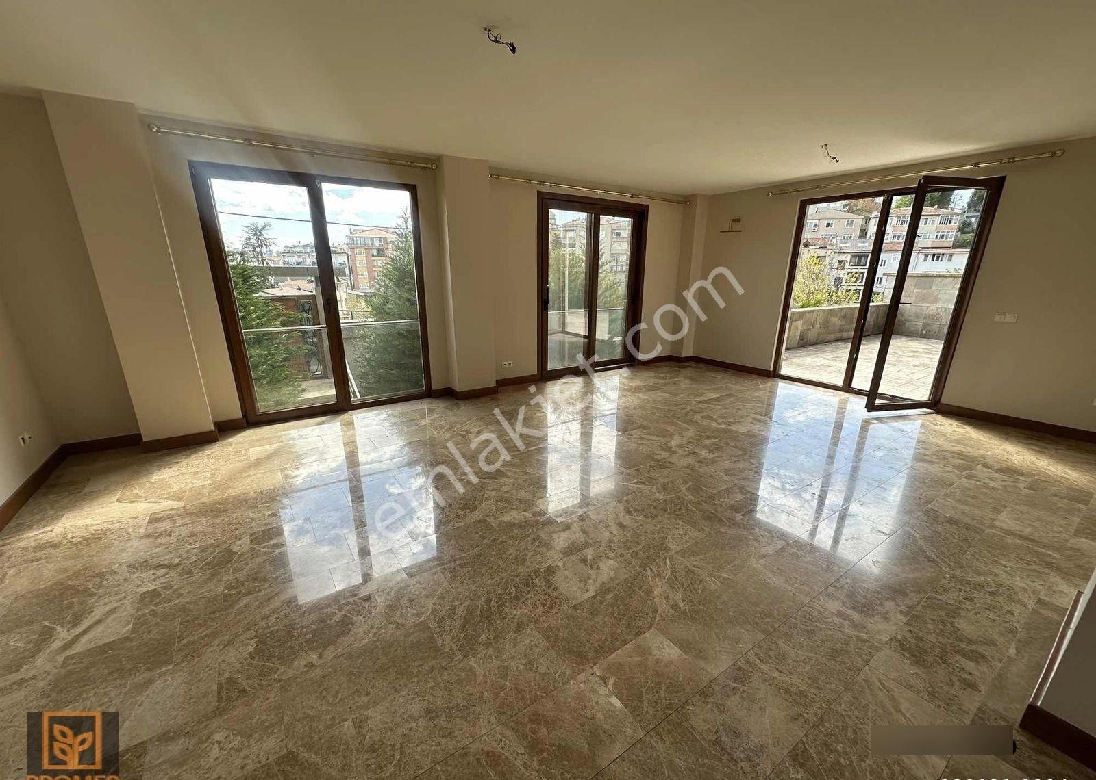 Emirganda Yeni Binada Kiralık 3+1 | Çift Teraslı Geniş Havuzlu