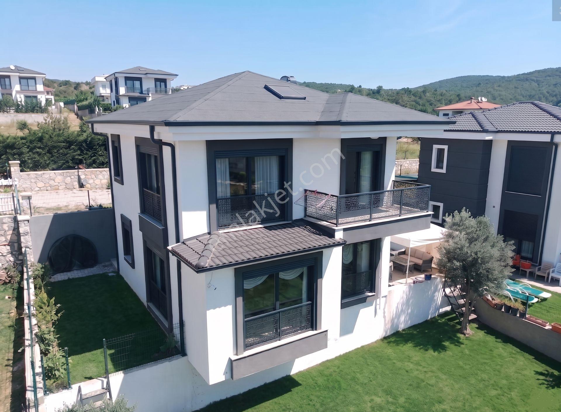 Urla İçmelerde Deniz Manzaralı Lux Yapılı Müstakil Villa
