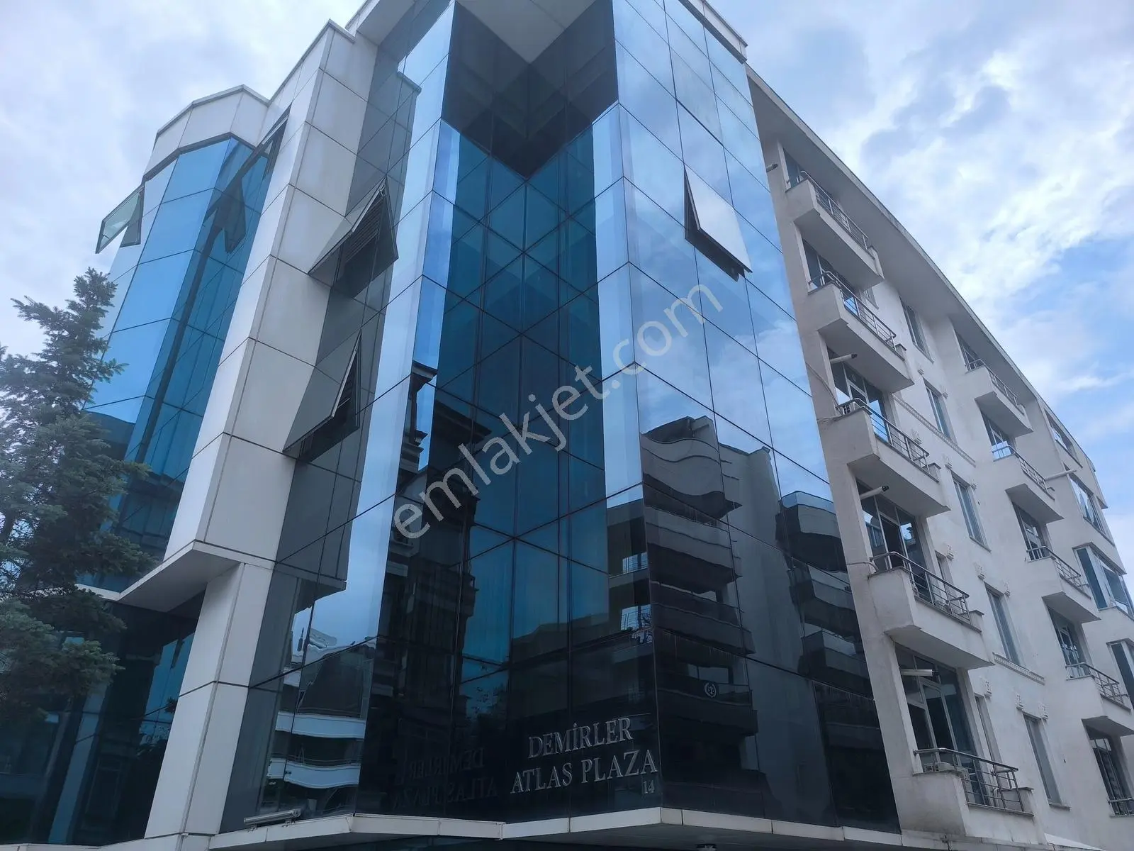Mustafa Kemal'de İş Merkezinde Yangın Merdivenli Ofis
