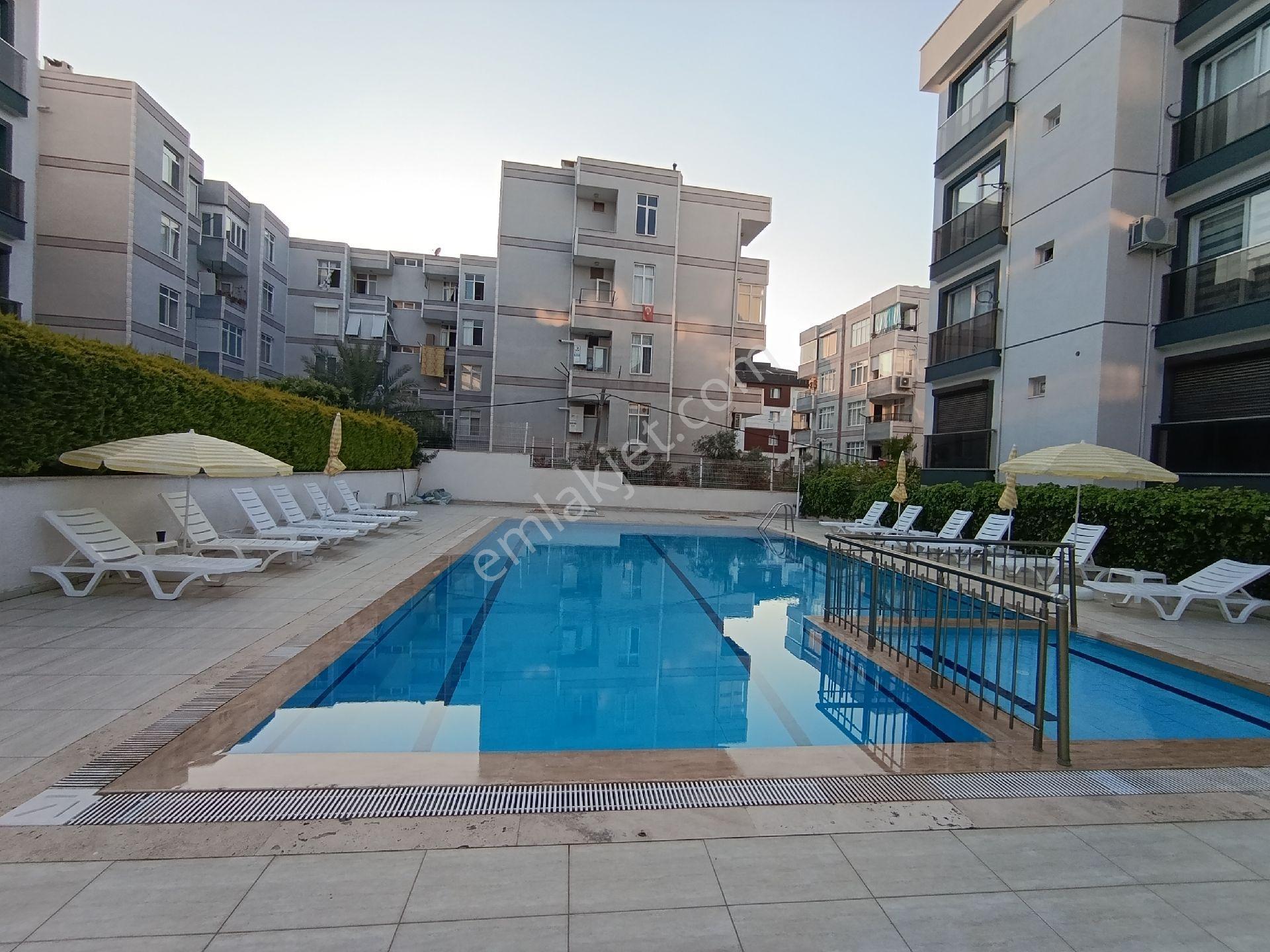 Kuşadası Değirmendere'de Havuzlu Site İçinde 1+1 Kiralık Daire