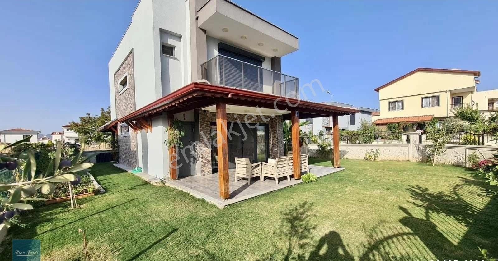 Soğucakta Denize Yürüme Mesafesi Özel Mülk Tek Villa