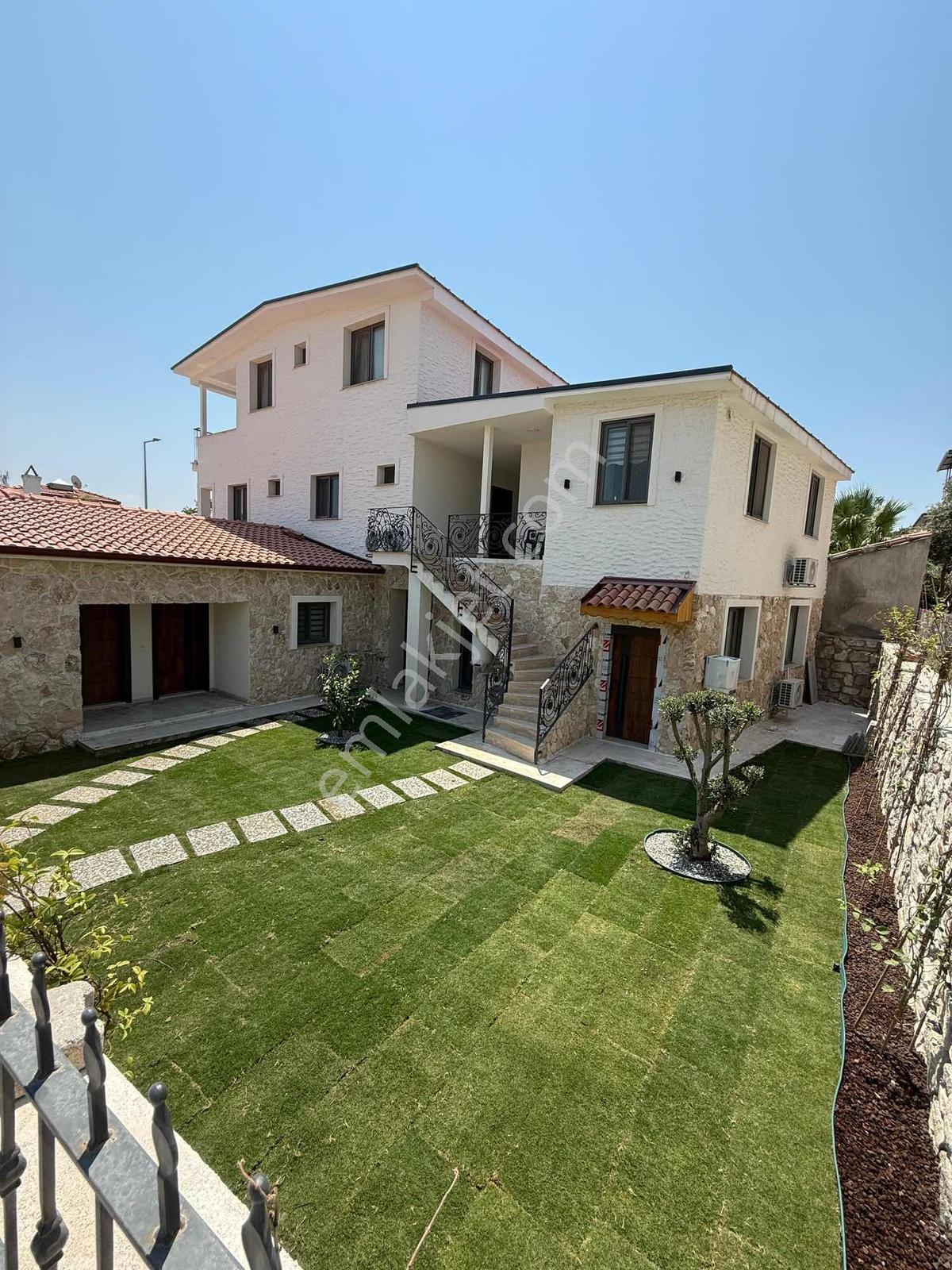Urla Yaka Mahalle'de Kiralık Sıfır Eşyalı 1+1 Daire