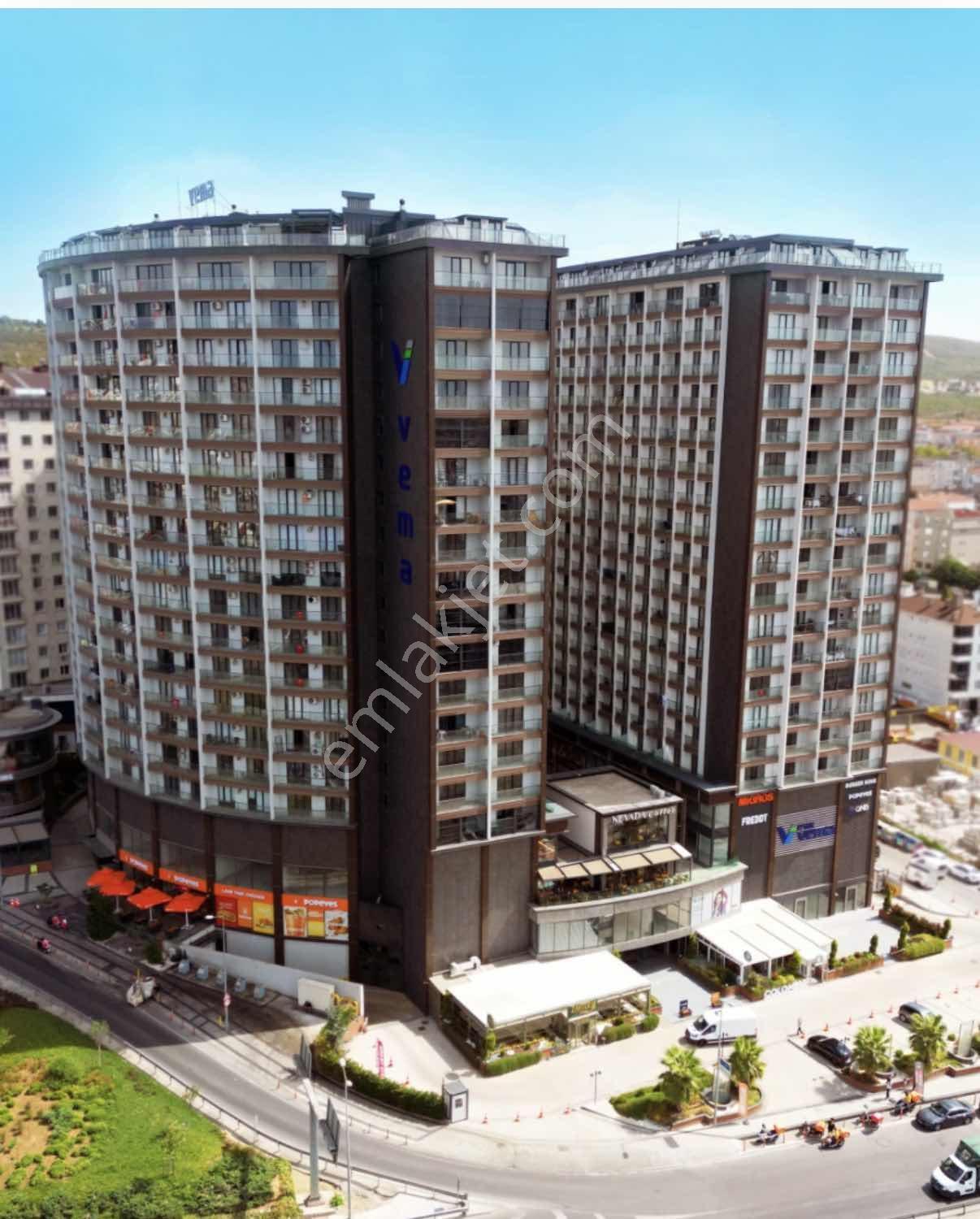 Tuzla Vema'da Meydan Katında Kiralık 186 M2 Asma Katlı Mağaza
