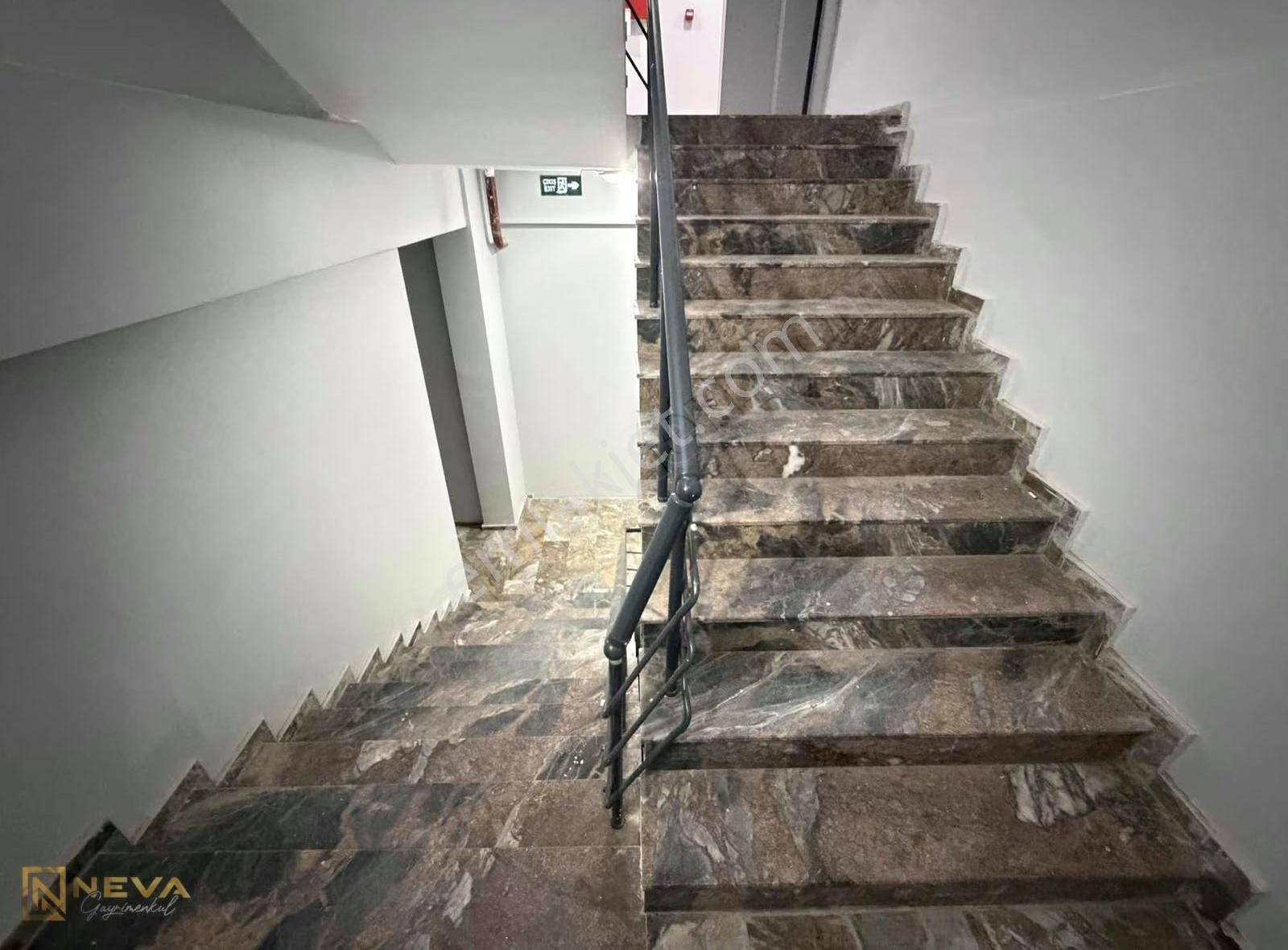 Erenler Mahallesinde Satılık Ön Cephe 1+0 58 M2 Eşyalı Ofis - Görsel 9