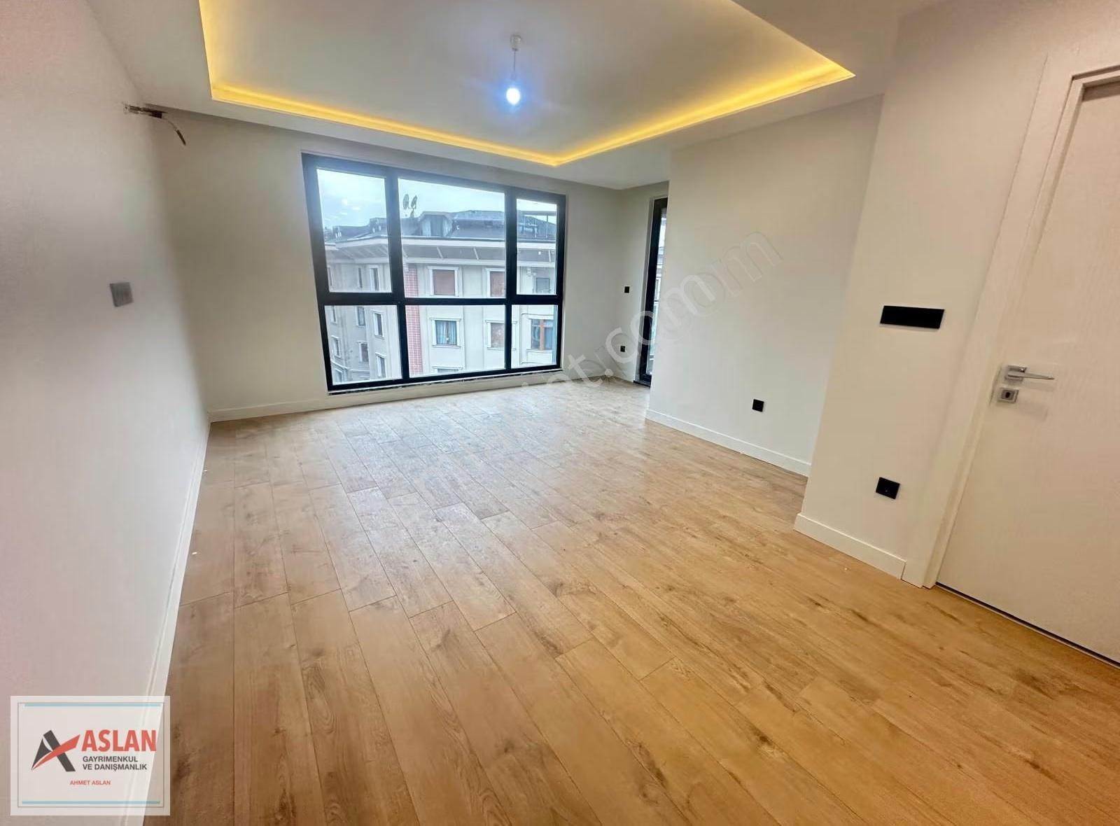 Üsküdar Çengelköyde Site İçinde Satılık Arakat 2+1 Otoparklı