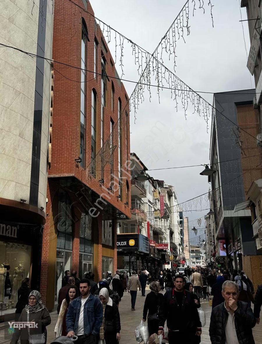 İzmit Merkezinin En Kalabalık Ticaret Noktasında.