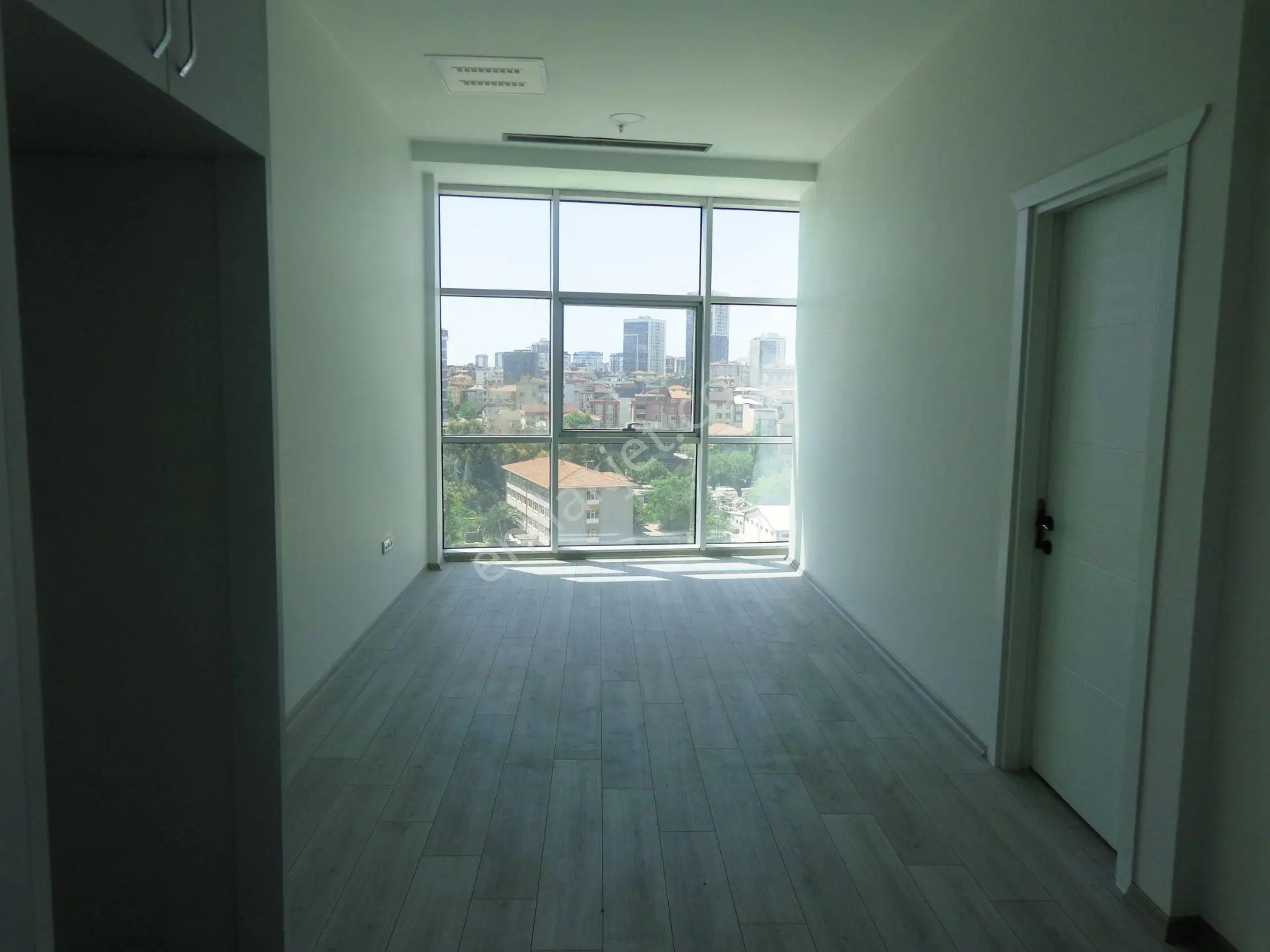Golden Tulips Kartal'da 6.kat Şehir Manzaralı 1+1 Kiralık Ofis - Görsel 3