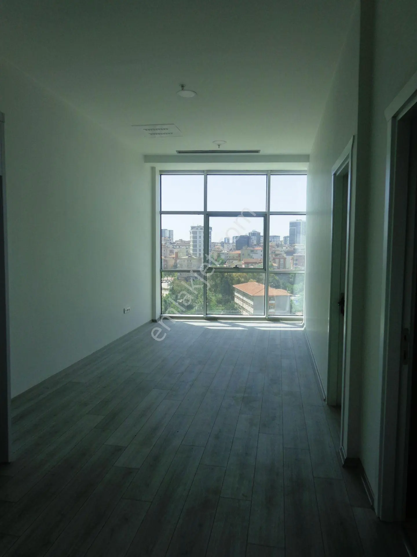 Golden Tulips Kartal'da 6.kat Şehir Manzaralı 1+1 Kiralık Ofis - Görsel 4
