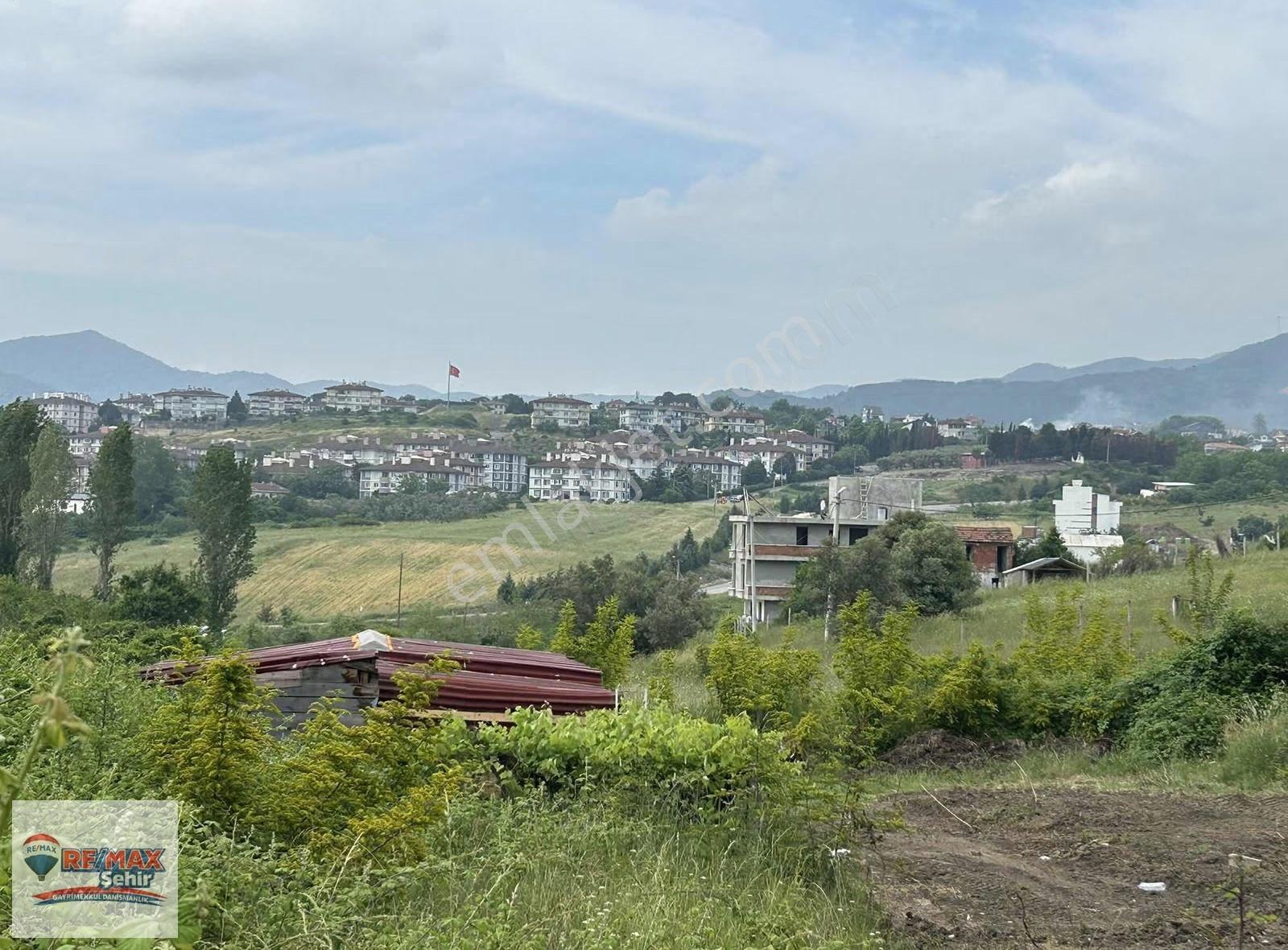 Re/max Şehir'den Çınarcık Koru'da Satılık Üç Kat İmarlı Arsa