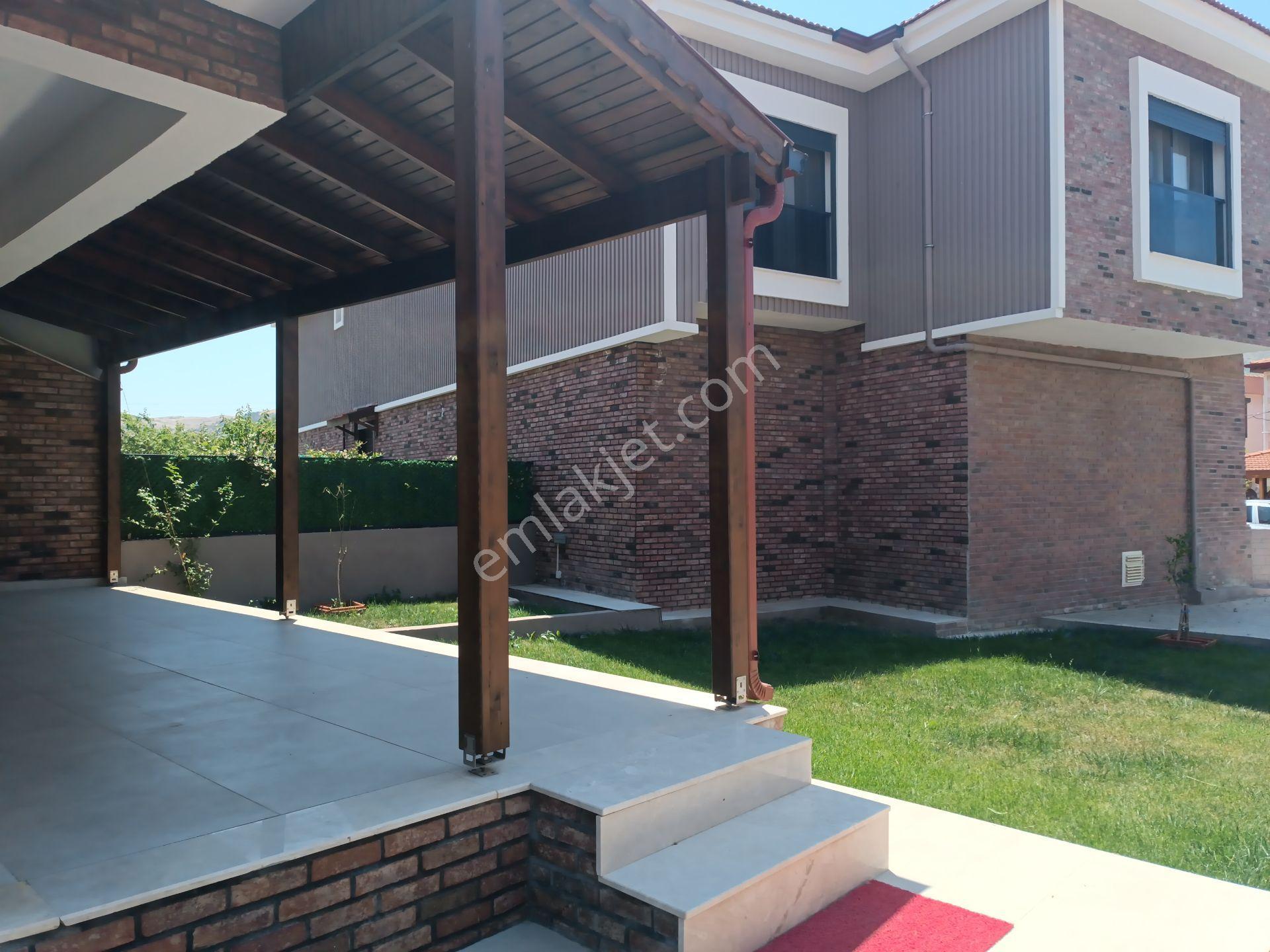 Yeni Foça Merkez'de Müstakil Bahçeli Satılık 3+1 Lüx Villa - Görsel 3