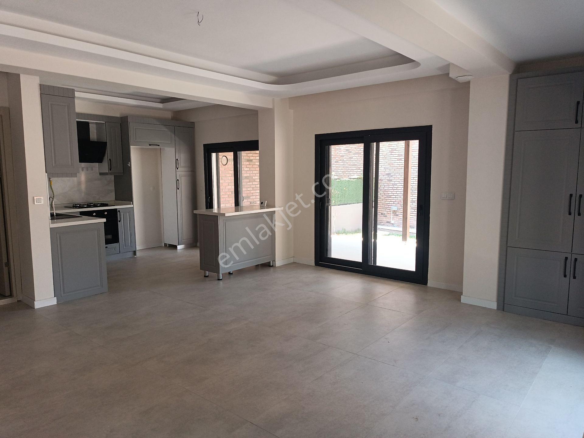 Yeni Foça Merkez'de Müstakil Bahçeli Satılık 3+1 Lüx Villa - Görsel 4