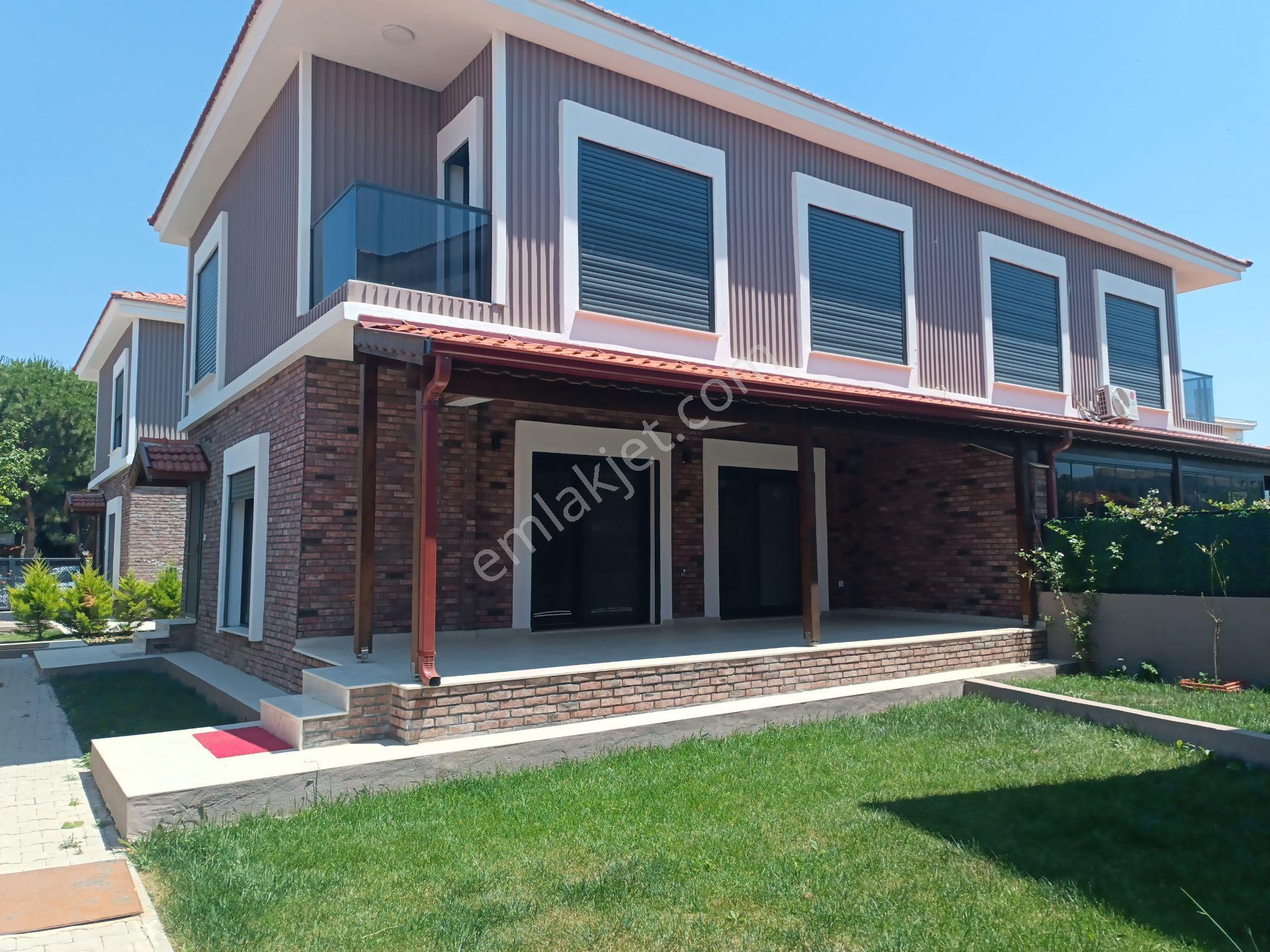 Yeni Foça Merkez'de Müstakil Bahçeli Satılık 3+1 Lüx Villa