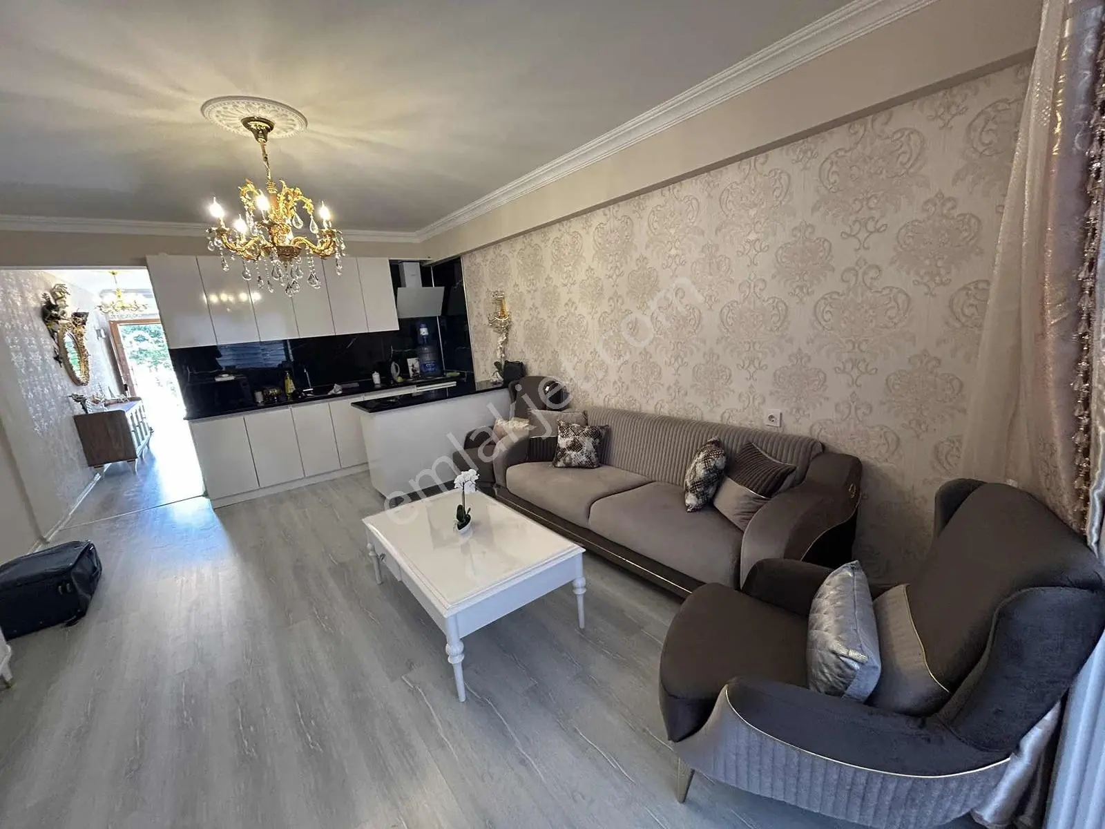 Kuşadasında Havuzlu Sitede Lüks Eşyalı 1+1 Satılık Daire - Görsel 4