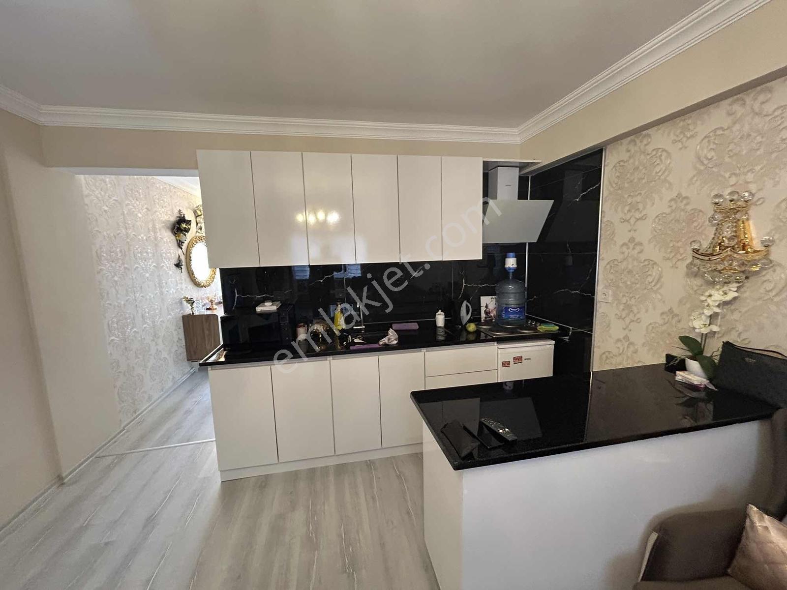 Kuşadasında Havuzlu Sitede Lüks Eşyalı 1+1 Satılık Daire - Görsel 3