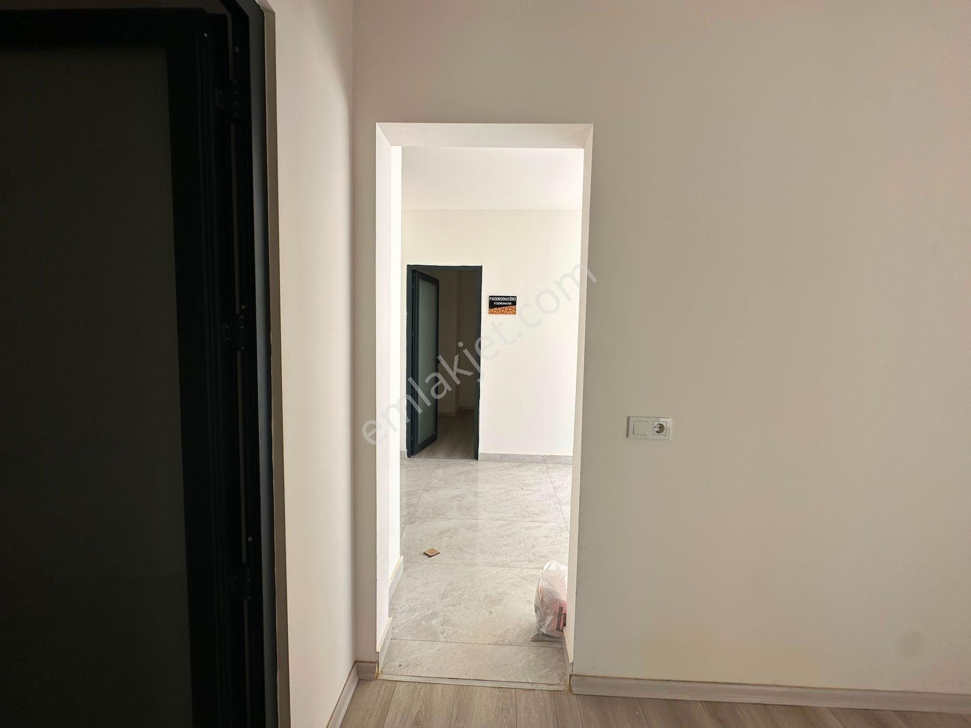 Alanya / Mahmutlarda 3 Katlı 160 M2 Geniş Kiralık Dükkan - Görsel 5