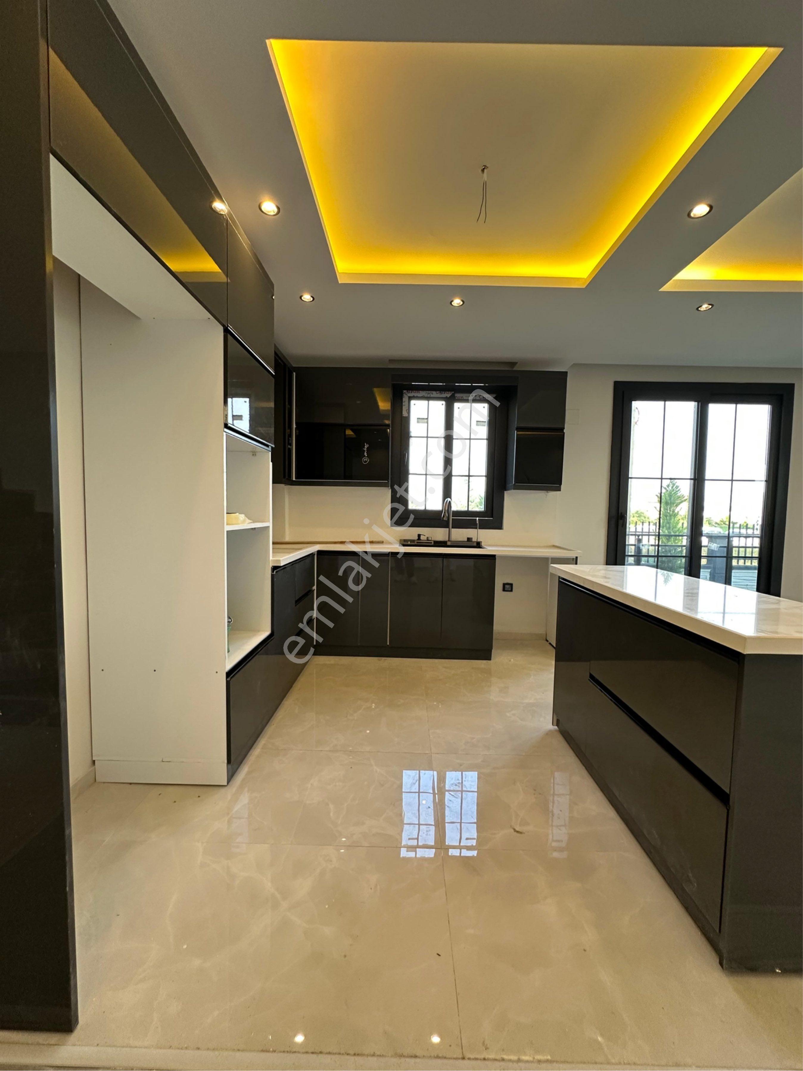 Geniş Peysaj Kullanım Alanlı Triplex Konforlu Eşsiz İşcilikli Villa - Görsel 13