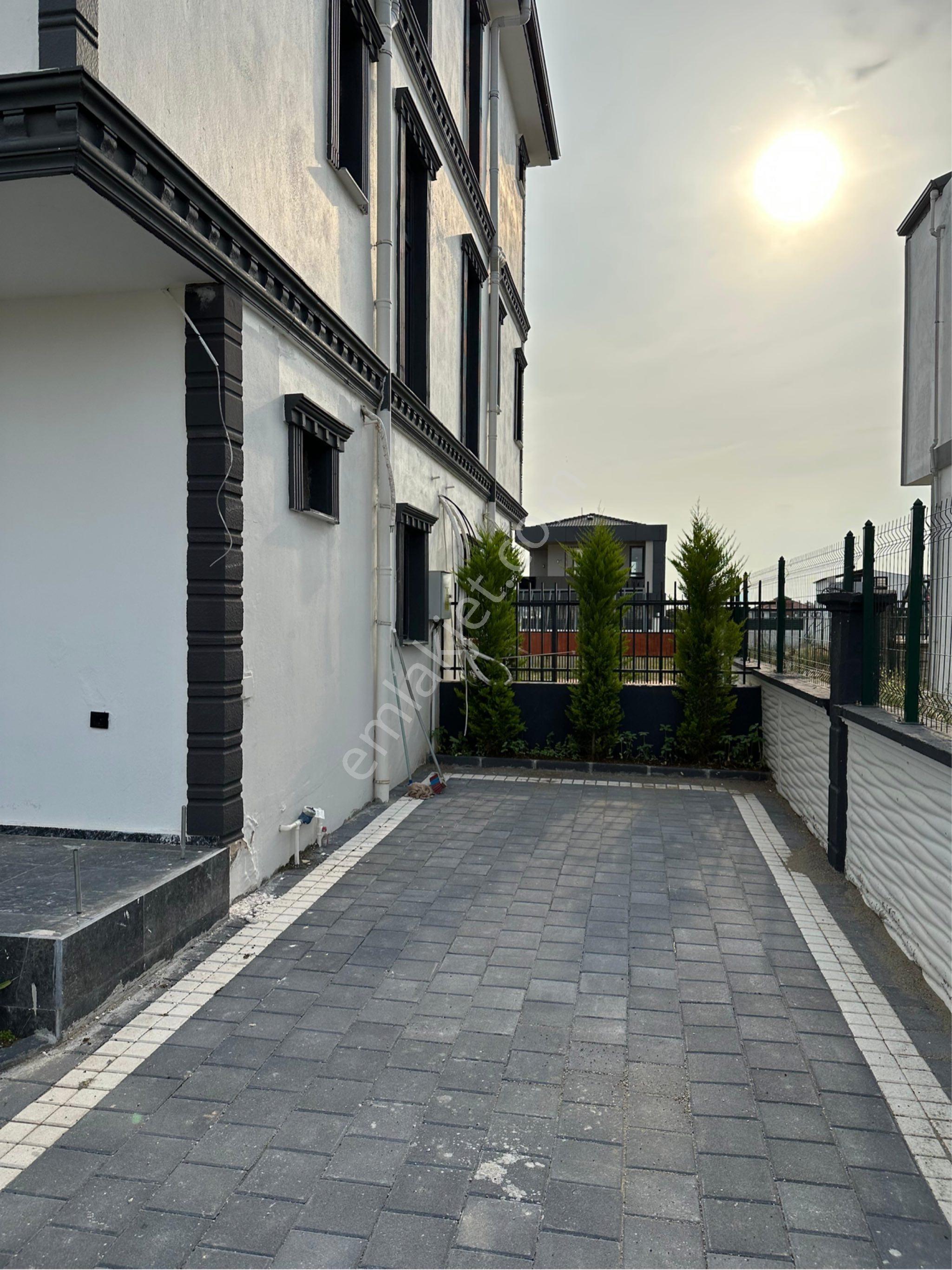 Geniş Peysaj Kullanım Alanlı Triplex Konforlu Eşsiz İşcilikli Villa - Görsel 6