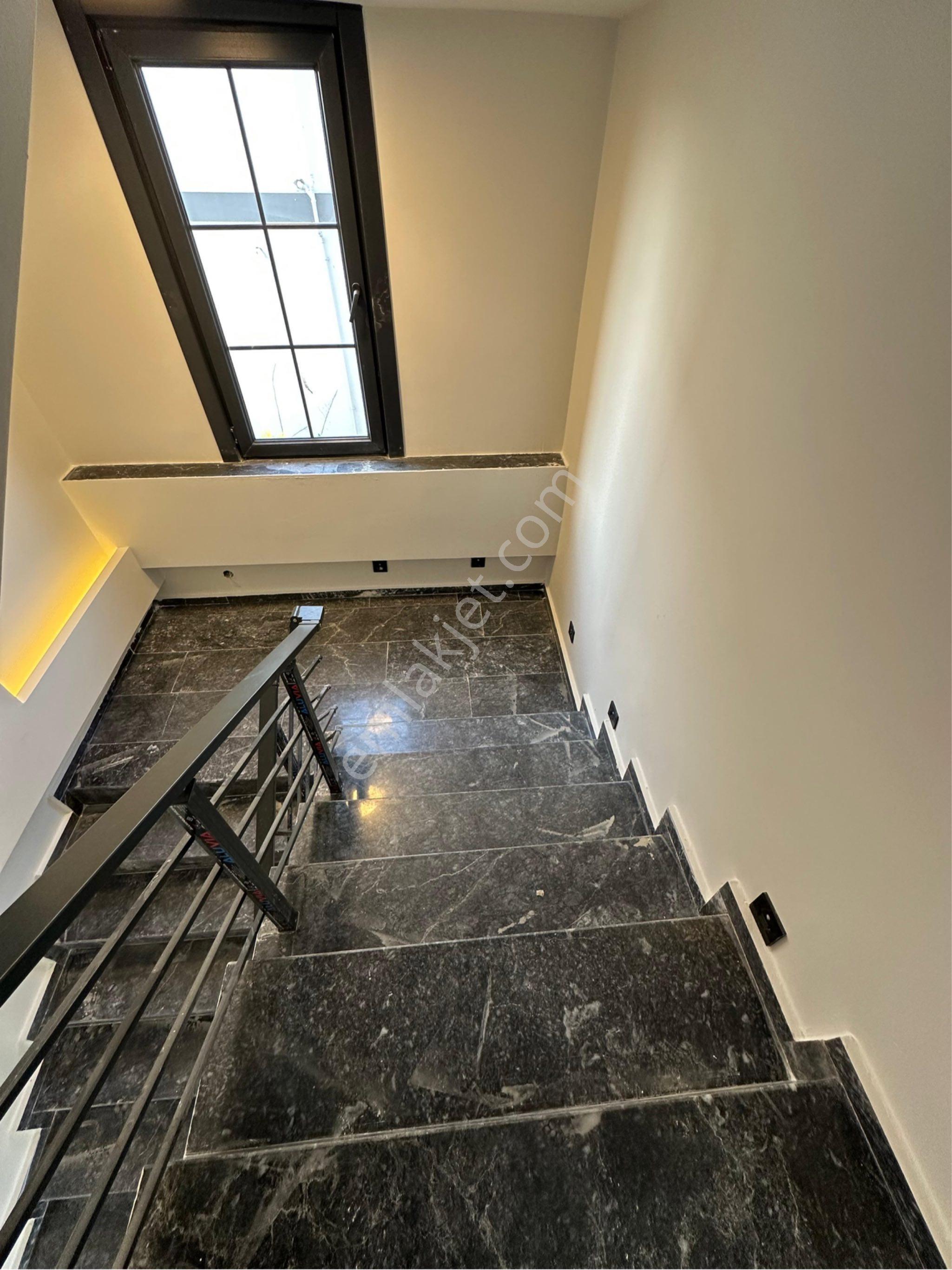Geniş Peysaj Kullanım Alanlı Triplex Konforlu Eşsiz İşcilikli Villa - Görsel 23