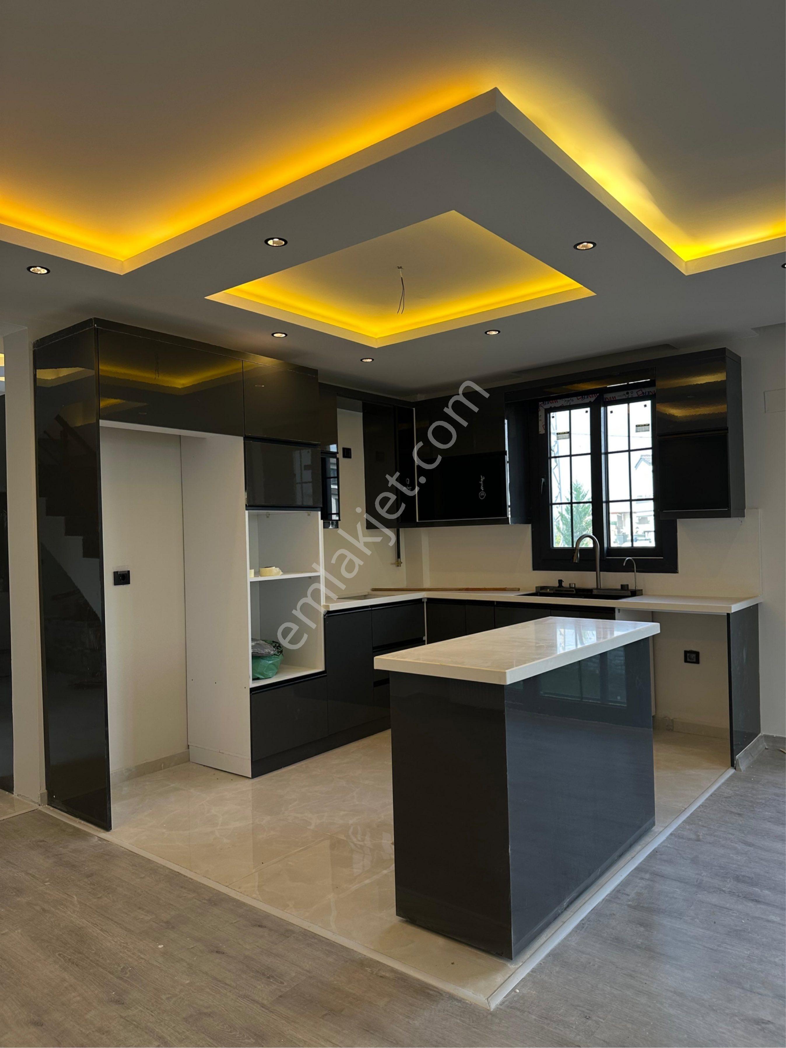 Geniş Peysaj Kullanım Alanlı Triplex Konforlu Eşsiz İşcilikli Villa - Görsel 15