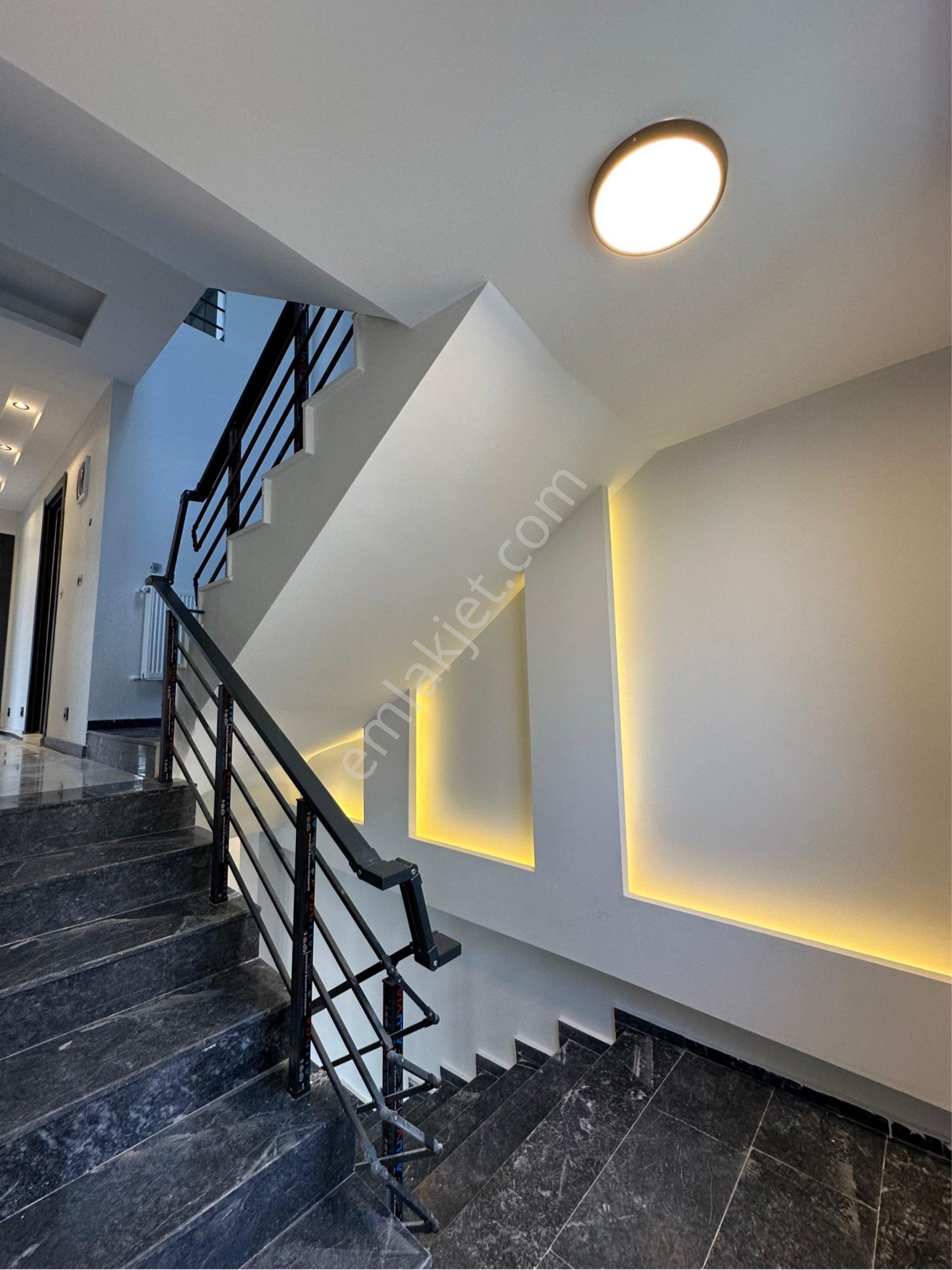 Geniş Peysaj Kullanım Alanlı Triplex Konforlu Eşsiz İşcilikli Villa - Görsel 22