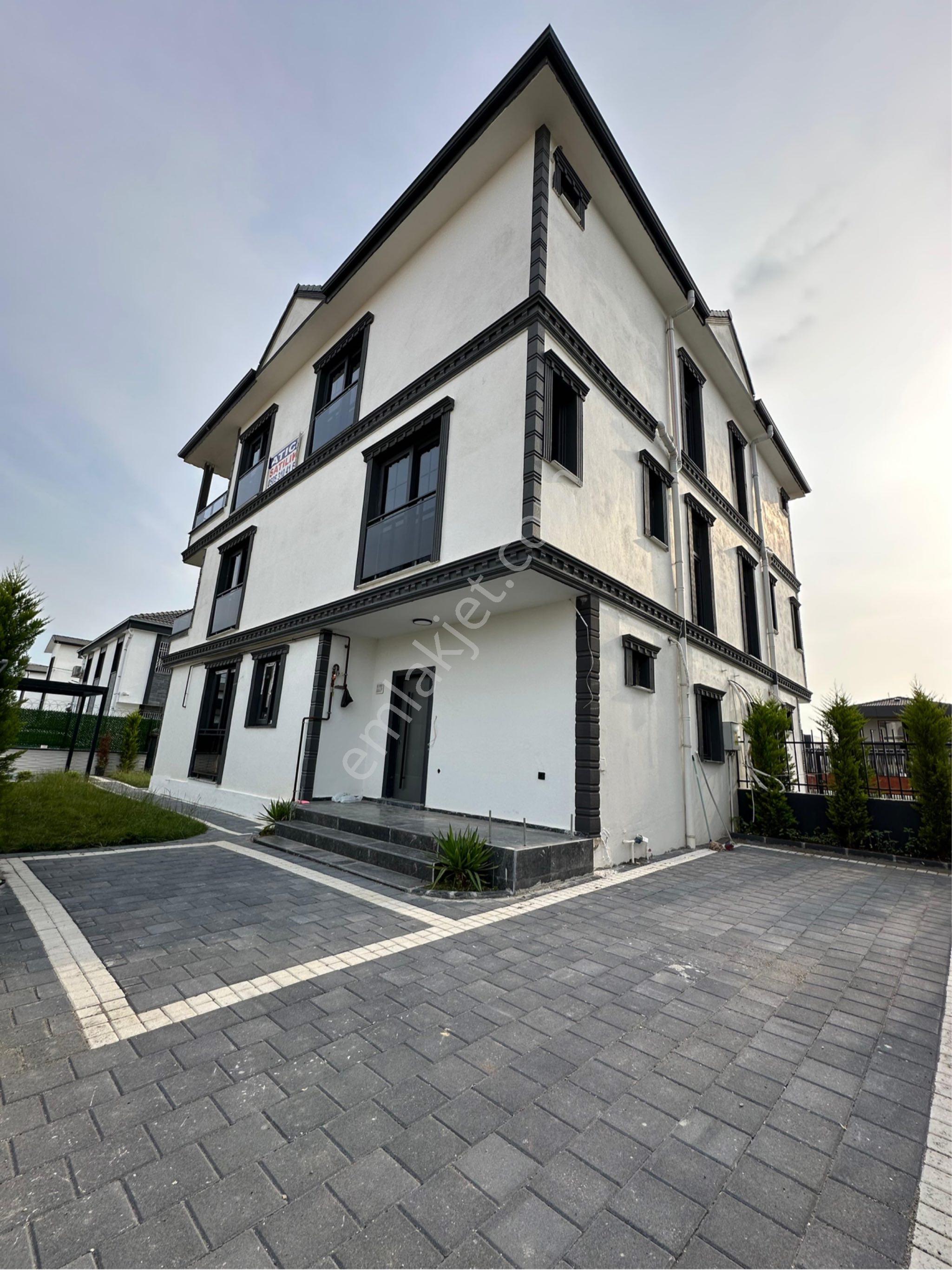 Geniş Peysaj Kullanım Alanlı Triplex Konforlu Eşsiz İşcilikli Villa - Görsel 2