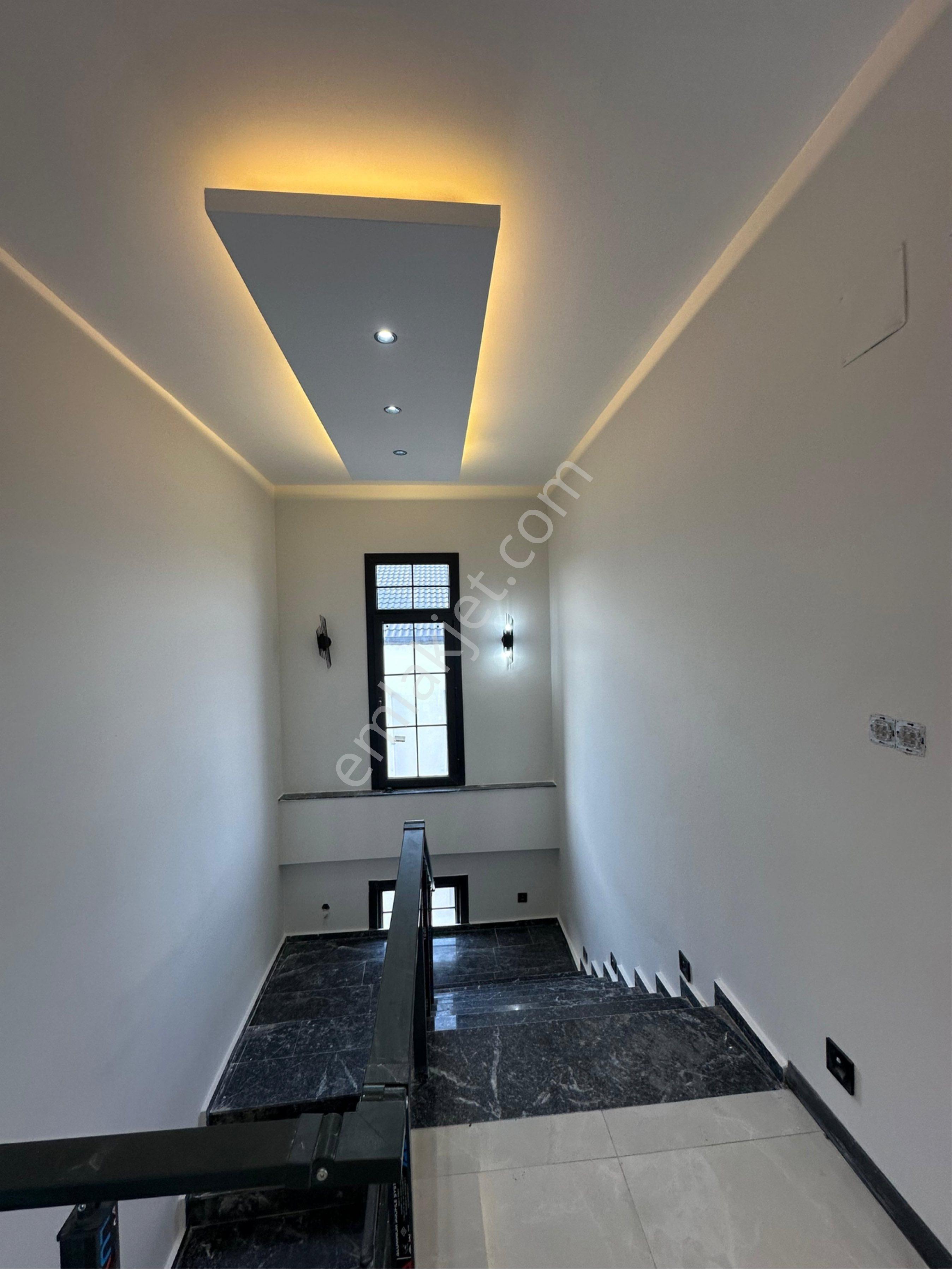Geniş Peysaj Kullanım Alanlı Triplex Konforlu Eşsiz İşcilikli Villa - Görsel 32
